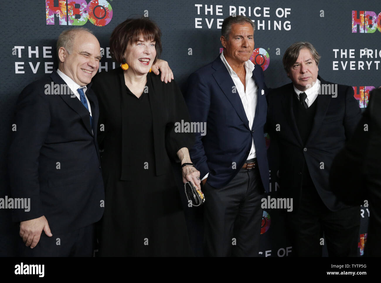 Nathaniel Kahn, Marilyn Minter, CEO di HBO Richard Plepler e George Condo arrivano sul tappeto rosso al " prezzo di tutto ' New York Premiere presso il Museo di Arte Moderna di Ottobre 18, 2018 a New York City. Foto di Giovanni Angelillo/UPI Foto Stock