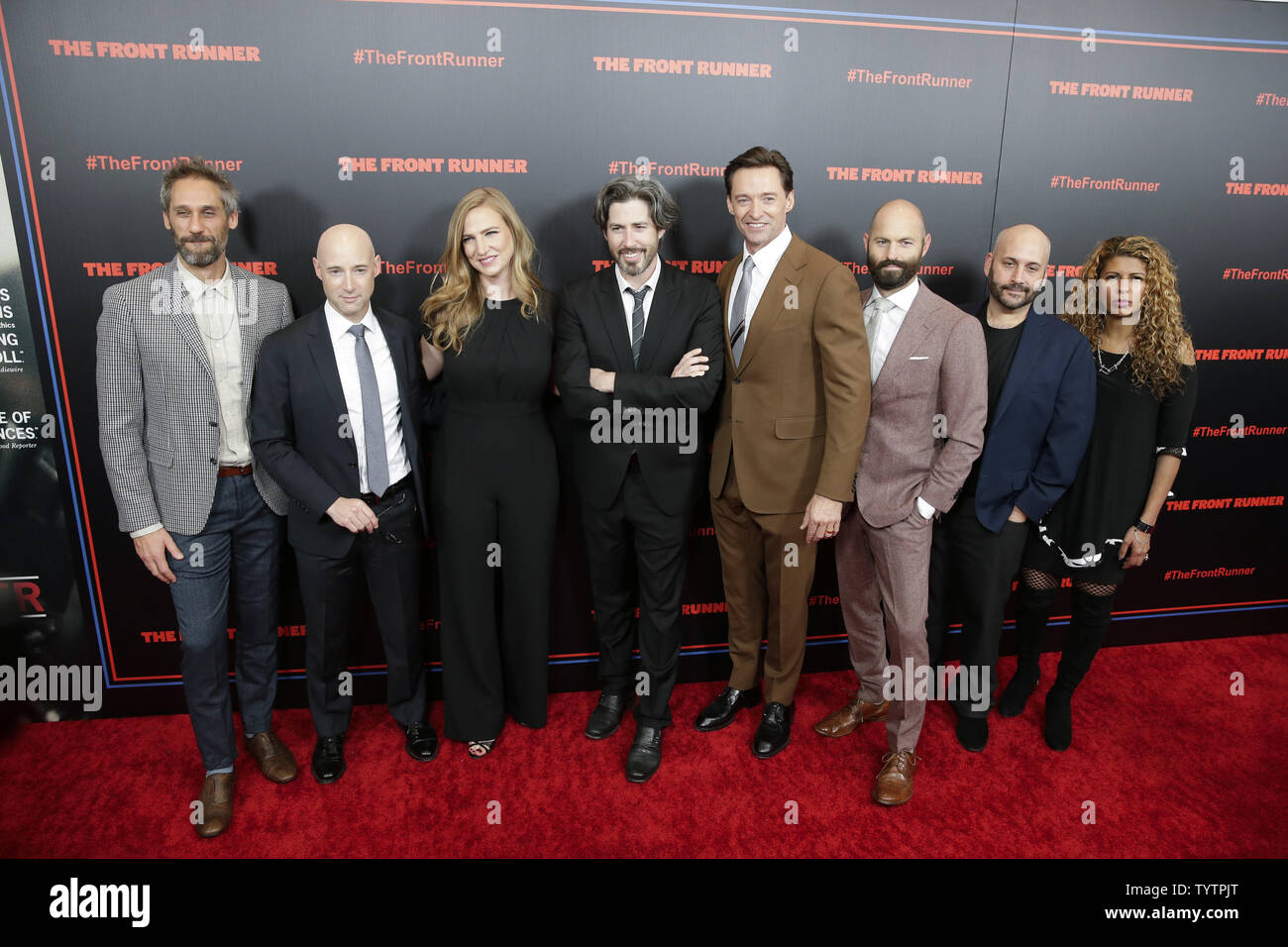 Matt Bai, Rob Simonsen, Helen Estabrook, Hugh Jackman, Jason Reitman, Jay Carson, Aaron Gilbert e Brenda Gilbert arrivano sul tappeto rosso al New York premiere di "front runner' presso il Museo di Arte Moderna di Ottobre 30, 2018 a New York City. Foto di Giovanni Angelillo/UPI Foto Stock