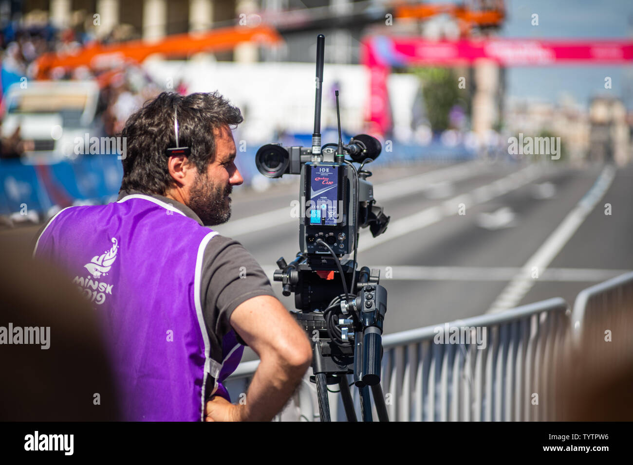 Telecamera operatore all'evento dal vivo. La televisione. Trasmissione televisiva. Corrispondente. Finishe Foto Stock