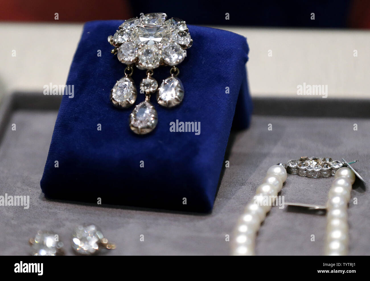 Un filo di perle e altri gioielli di proprietà di Regina di Francia Maria  Antonietta è visualizzato in un Anteprima Media per 'intitolata "gioielli  reali dalla famiglia Bourbon-Parma,' da Sotheby's a New