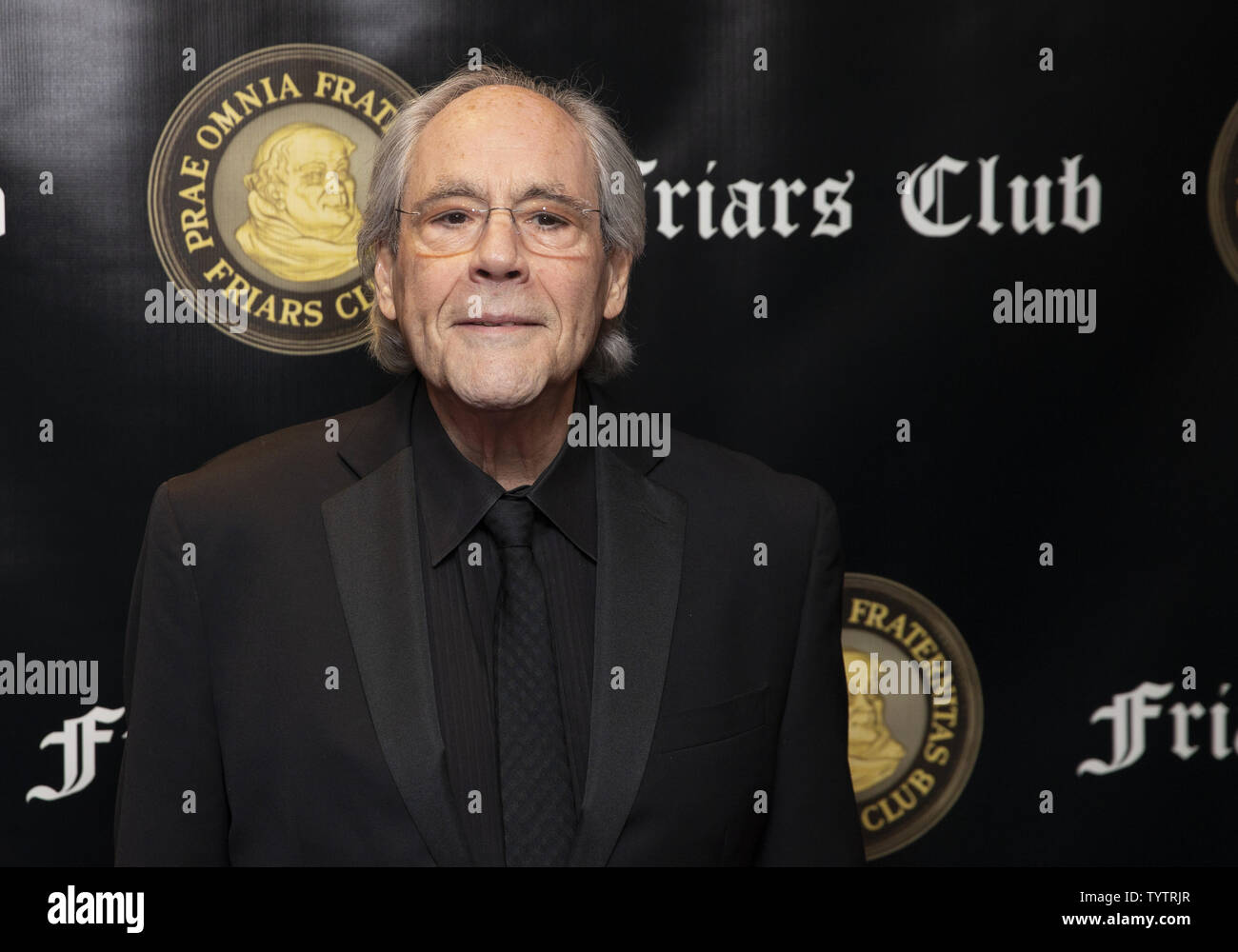 Robert Klein arriva sul tappeto rosso quando il frate's Club onori Billy Crystal con la loro icona intrattenimento Award presso la sala da ballo di Ziegfeld a Novembre 12, 2018 a New York City. Foto di Giovanni Angelillo/UPI Foto Stock