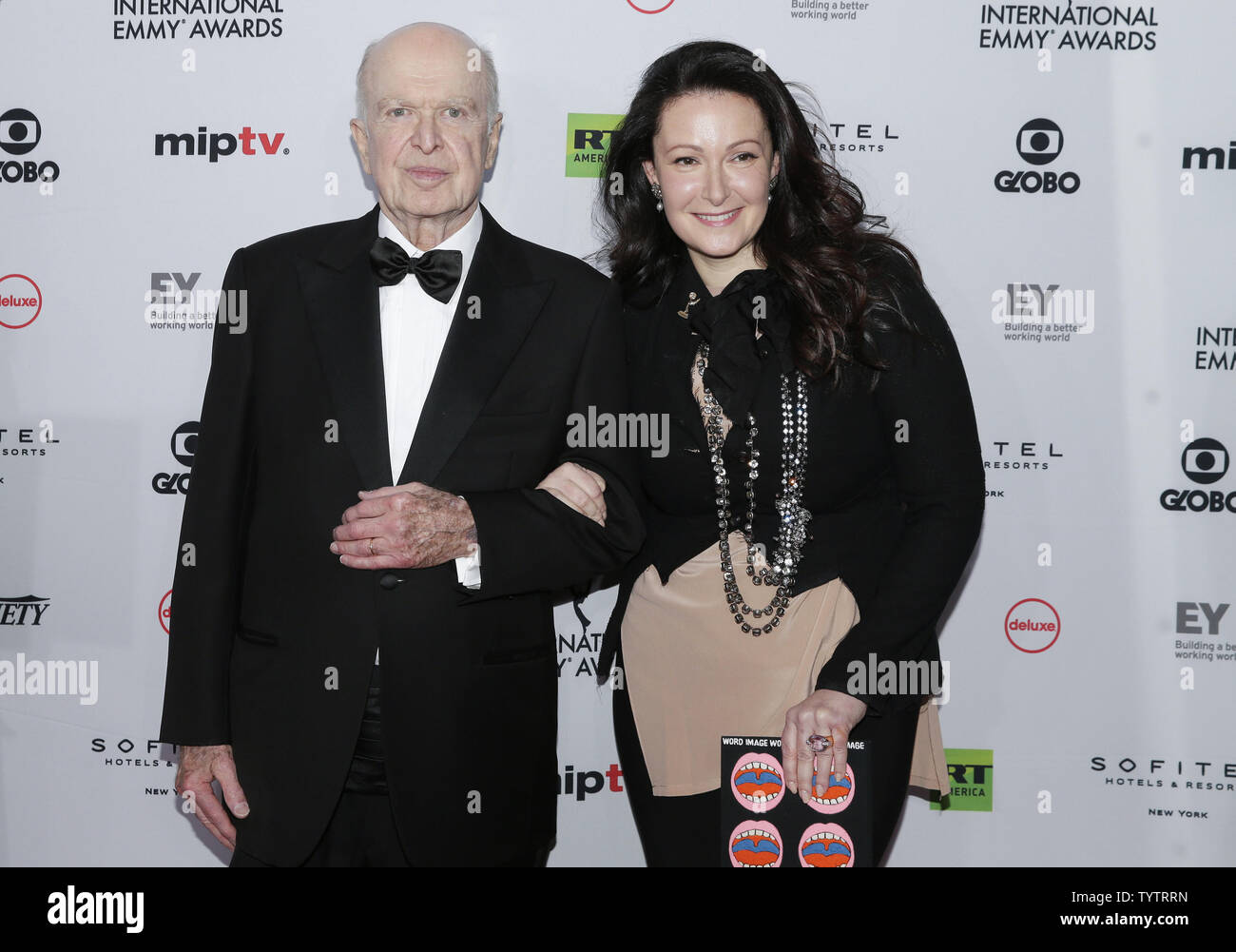 Presidente e amministratore delegato della International Academy of Television Arts and Sciences Bruce L. Paisner e Vice Presidente di Emmy NY capitolo della National Academy of Television Arts & Sciences Foundation Camille Bidermann Roizen arrivano sul tappeto rosso al 46th International Emmy Awards a New York Hilton a New York City il 19 novembre 2018. Foto di Giovanni Angelillo/UPI Foto Stock