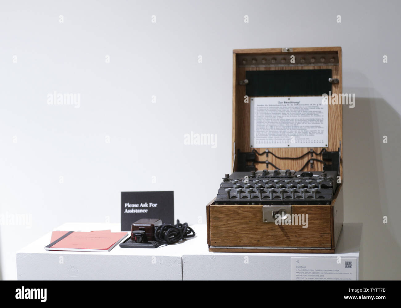 Un pienamente operativa Three-Rotor Enigma Cipher Machine è sul display da Sotheby's a New York City il 26 novembre 2018. I supporti in anteprima per Sotheby's Geek inaugurale settimana è una presentazione di vendite e di eventi durante il quale ci offrirà oltre 400 partite attraverso aste dedicata all'esplorazione dello spazio e la storia della scienza. Foto di Giovanni Angelillo/UPI Foto Stock