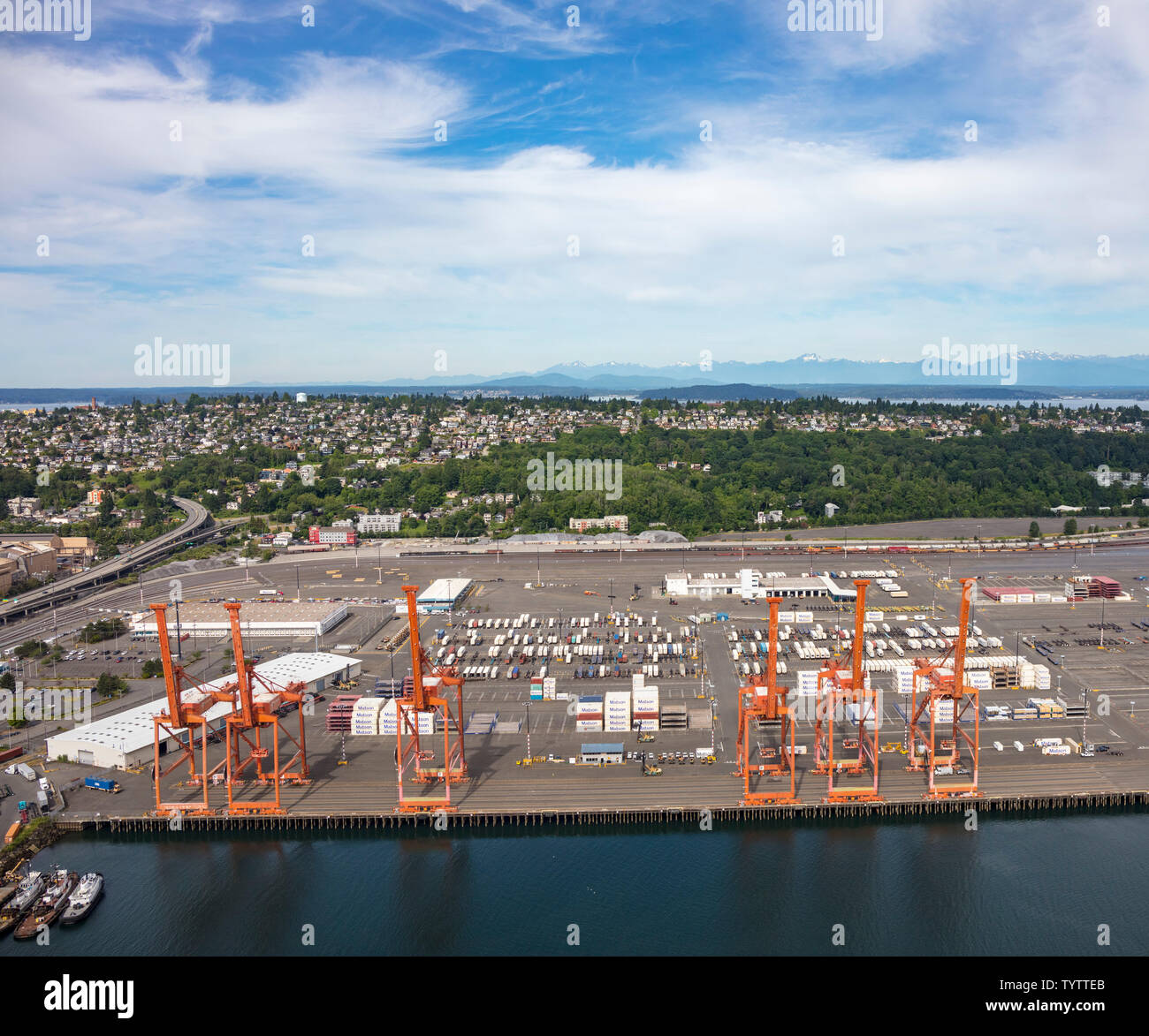 Vista aerea di gru e contenitori al distretto industriale ovest, Seattle, Washington, Stati Uniti d'America Foto Stock