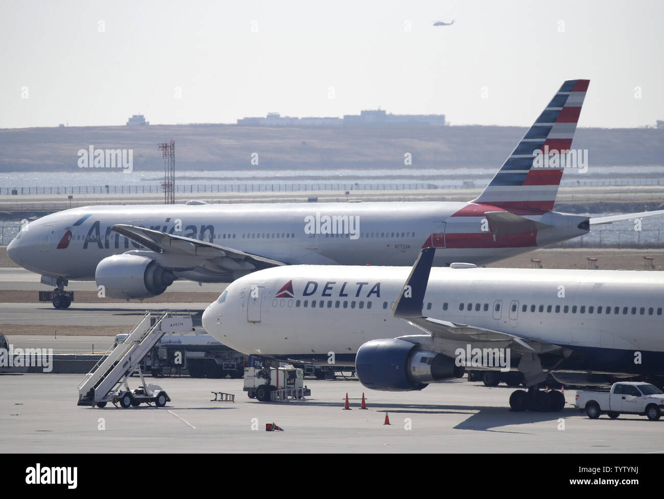 Gli aerei di American Airlines e Delta Airlines sedersi su asfalto un giorno dopo il crash di Ethiopian Airways Flight 302 all'Aeroporto JFK il 11 marzo 2019 a New York City. Ethiopian Airways Flight 302 si è schiantato domenica poco dopo il decollo, uccidendo tutti 157 a bordo e sollevando interrogativi circa la sicurezza del modello di aeromobile, il Boeing 737 Max 8. L'amministrazione dell'aviazione civile cinese ha ordinato che tutti i Boeing domestico 737 max 8 getti da fuori l'aria dalle 6 del pomeriggio ora locale, a causa del suo principio di 'tolleranza zero per i pericoli per la sicurezza.' American Airlines, Southwest Airlines nonché altri ai Foto Stock