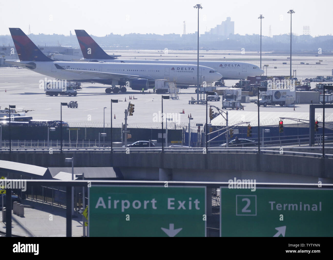 Due Delta Airlines piani sedersi su asfalto un giorno dopo il crash di Ethiopian Airways Flight 302 all'Aeroporto JFK il 11 marzo 2019 a New York City. Ethiopian Airways Flight 302 si è schiantato domenica poco dopo il decollo, uccidendo tutti 157 a bordo e sollevando interrogativi circa la sicurezza del modello di aeromobile, il Boeing 737 Max 8. L'amministrazione dell'aviazione civile cinese ha ordinato che tutti i Boeing domestico 737 max 8 getti da fuori l'aria dalle 6 del pomeriggio ora locale, a causa del suo principio di 'tolleranza zero per i pericoli per la sicurezza.' American Airlines, Southwest Airlines così come per le altre compagnie aeree che hanno molti Foto Stock