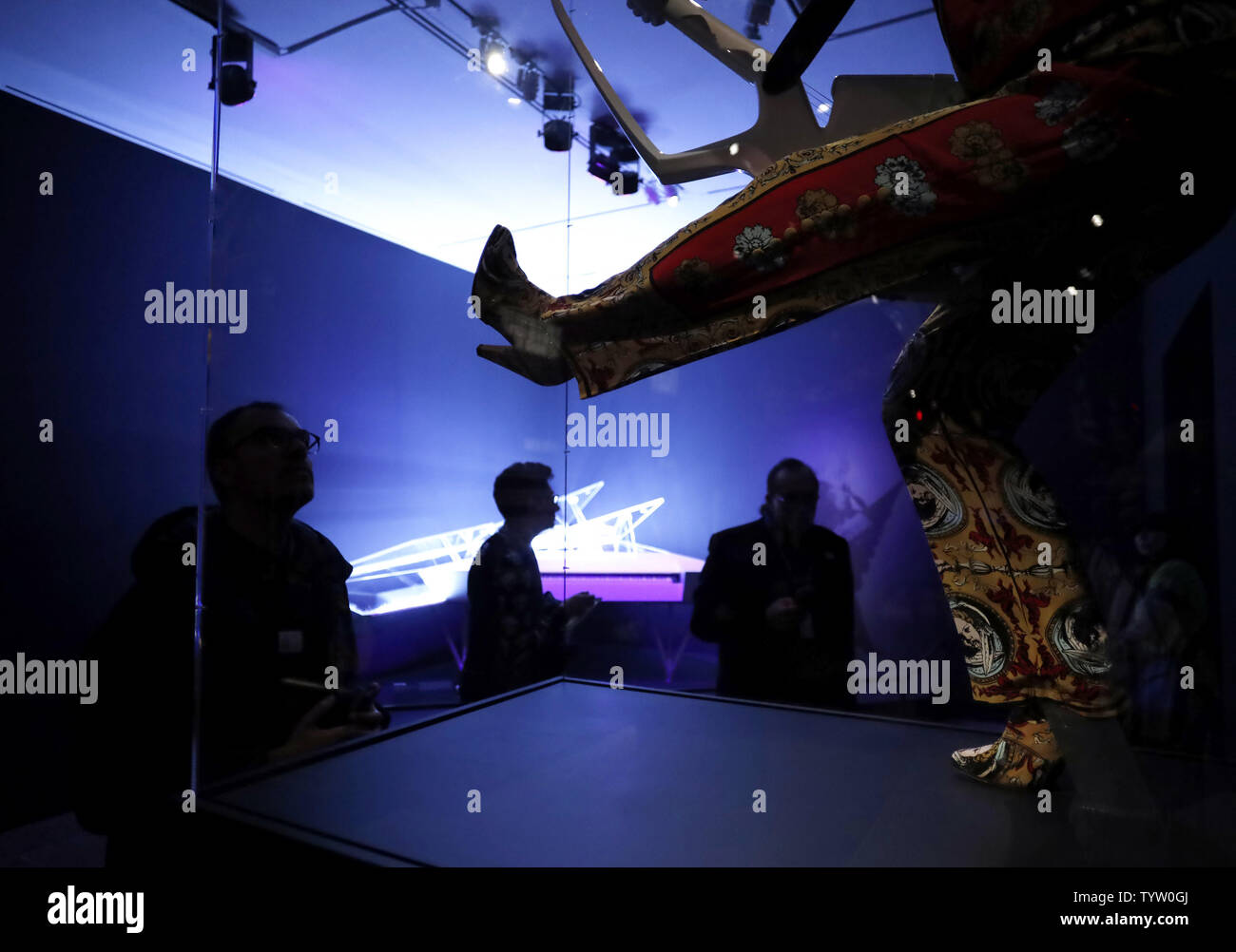 Un drago tuta indossati dai Led Zeppelin chitarrista Jimmy Page è sul display a premere Anteprima per riprodurre a tutto volume: Strumenti di Rock & Roll al Metropolitan Museum of Art il 1 aprile 2019 nella città di New York. Una straordinaria mostra che presenta una spettacolare serie di strumenti iconica del rock and roll andrà in vista si è riunito il 8 aprile. La mostra include Chuck Berry la chitarra elettrica ES-350T (1957), che è stato usato per registrare "Johnny B. Goode'; una ricostruzione di una performance rig da Eddie Van Halen come è apparso sul palco in 1978; Lady Gaga custom-progettato pianoforte; Stevie Ray Vaughan composita dell Foto Stock