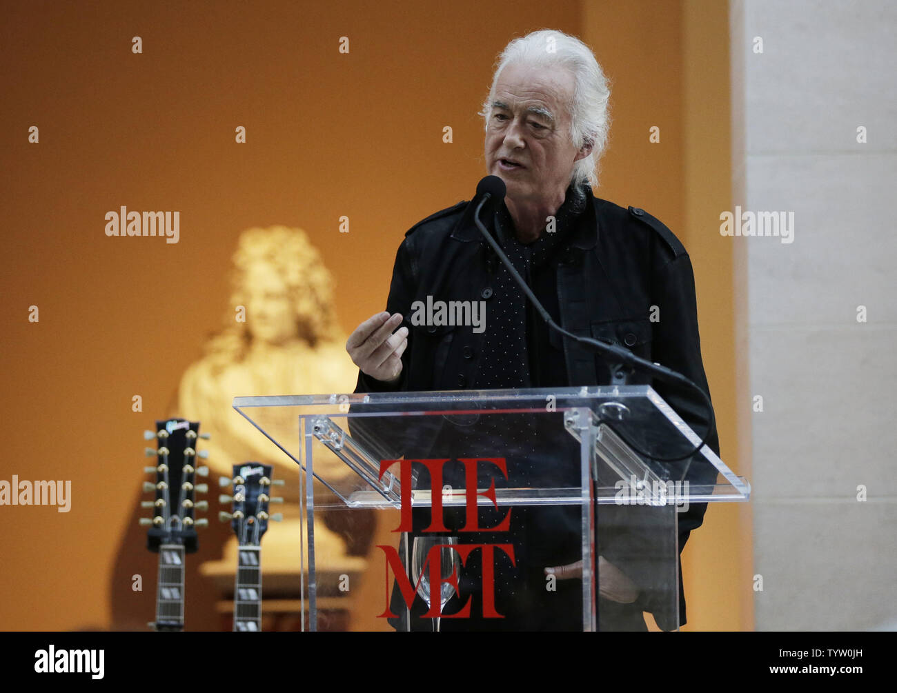 Led Zeppelin chitarrista Jimmy Page offre un commento a premere Anteprima per riprodurre a tutto volume: Strumenti di Rock & Roll al Metropolitan Museum of Art il 1 aprile 2019 nella città di New York. Una straordinaria mostra che presenta una spettacolare serie di strumenti iconica del rock and roll andrà in vista si è riunito il 8 aprile. La mostra include Chuck Berry la chitarra elettrica ES-350T (1957), che è stato usato per registrare "Johnny B. Goode'; una ricostruzione di una performance rig da Eddie Van Halen come è apparso sul palco in 1978; Lady Gaga custom-progettato pianoforte; Stevie Ray Vaughan composito della stratocaster "Numb Foto Stock
