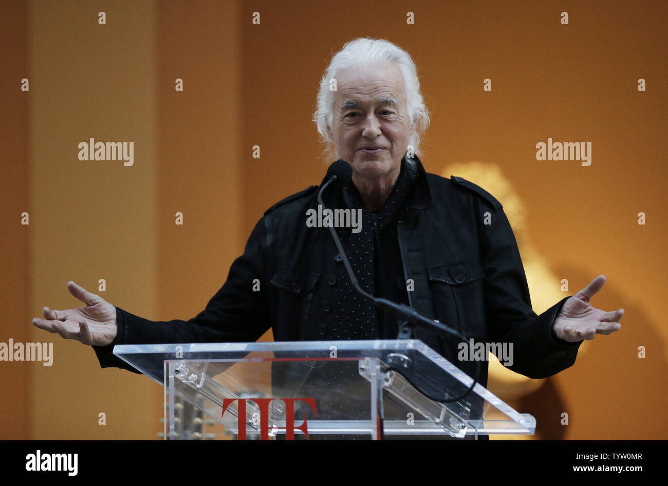 Led Zeppelin chitarrista Jimmy Page offre un commento a premere Anteprima per riprodurre a tutto volume: Strumenti di Rock & Roll al Metropolitan Museum of Art il 1 aprile 2019 nella città di New York. Una straordinaria mostra che presenta una spettacolare serie di strumenti iconica del rock and roll andrà in vista si è riunito il 8 aprile. La mostra include Chuck Berry la chitarra elettrica ES-350T (1957), che è stato usato per registrare "Johnny B. Goode'; una ricostruzione di una performance rig da Eddie Van Halen come è apparso sul palco in 1978; Lady Gaga custom-progettato pianoforte; Stevie Ray Vaughan composito della stratocaster "Numb Foto Stock