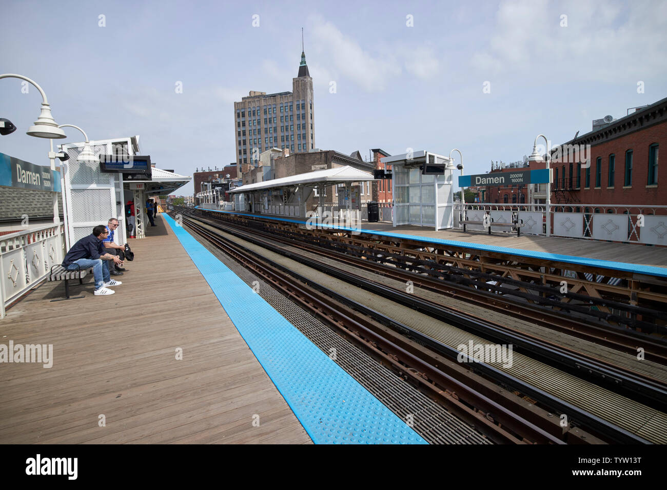 Vista la linea blu L stazione ferroviaria a Damen Chicago IL USA Foto Stock