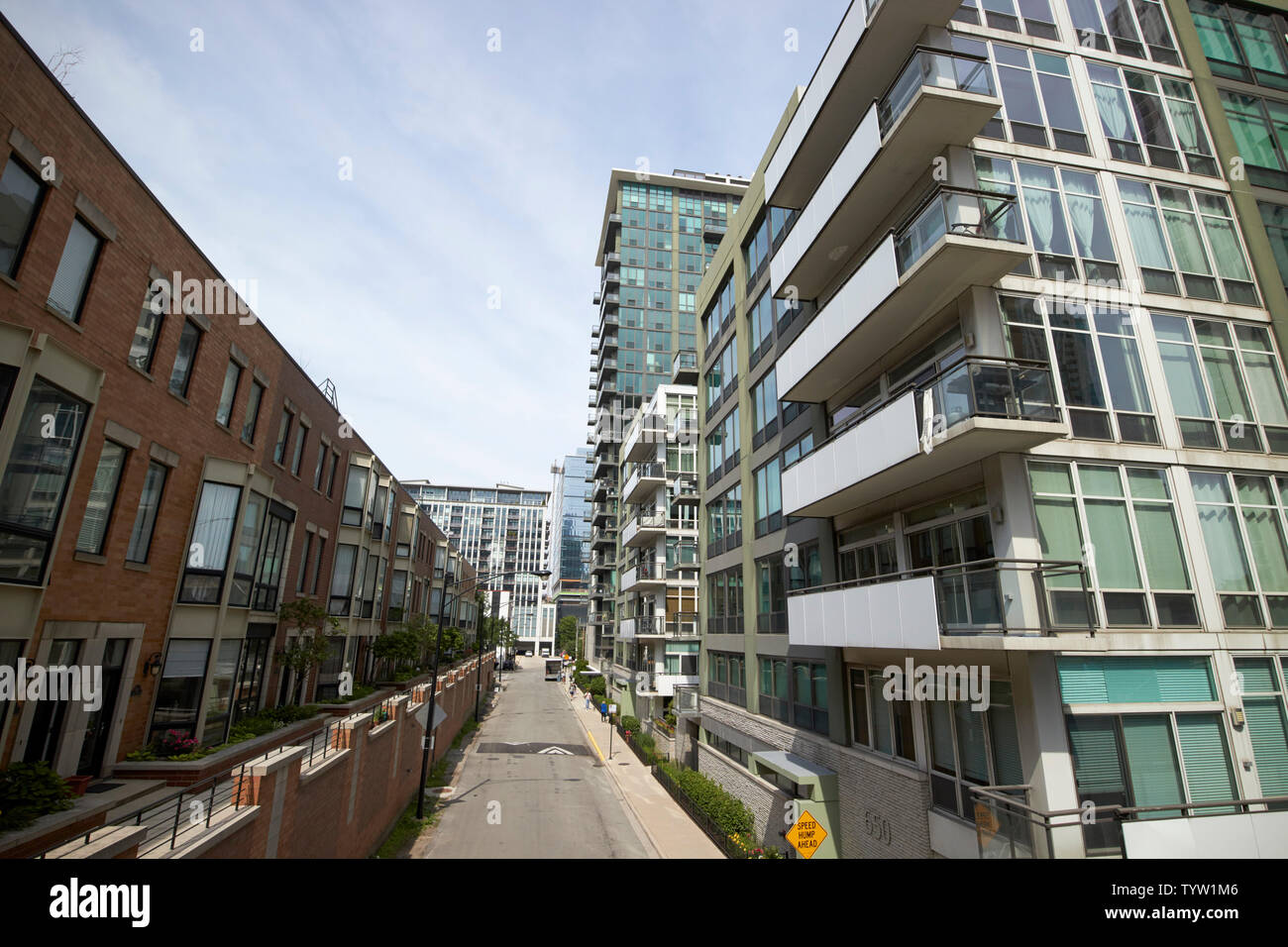 Appartamenti nuovi blocchi di condomini e case a schiera in fulton river district inclusi blocchi trio west loop Chicago IL USA Foto Stock