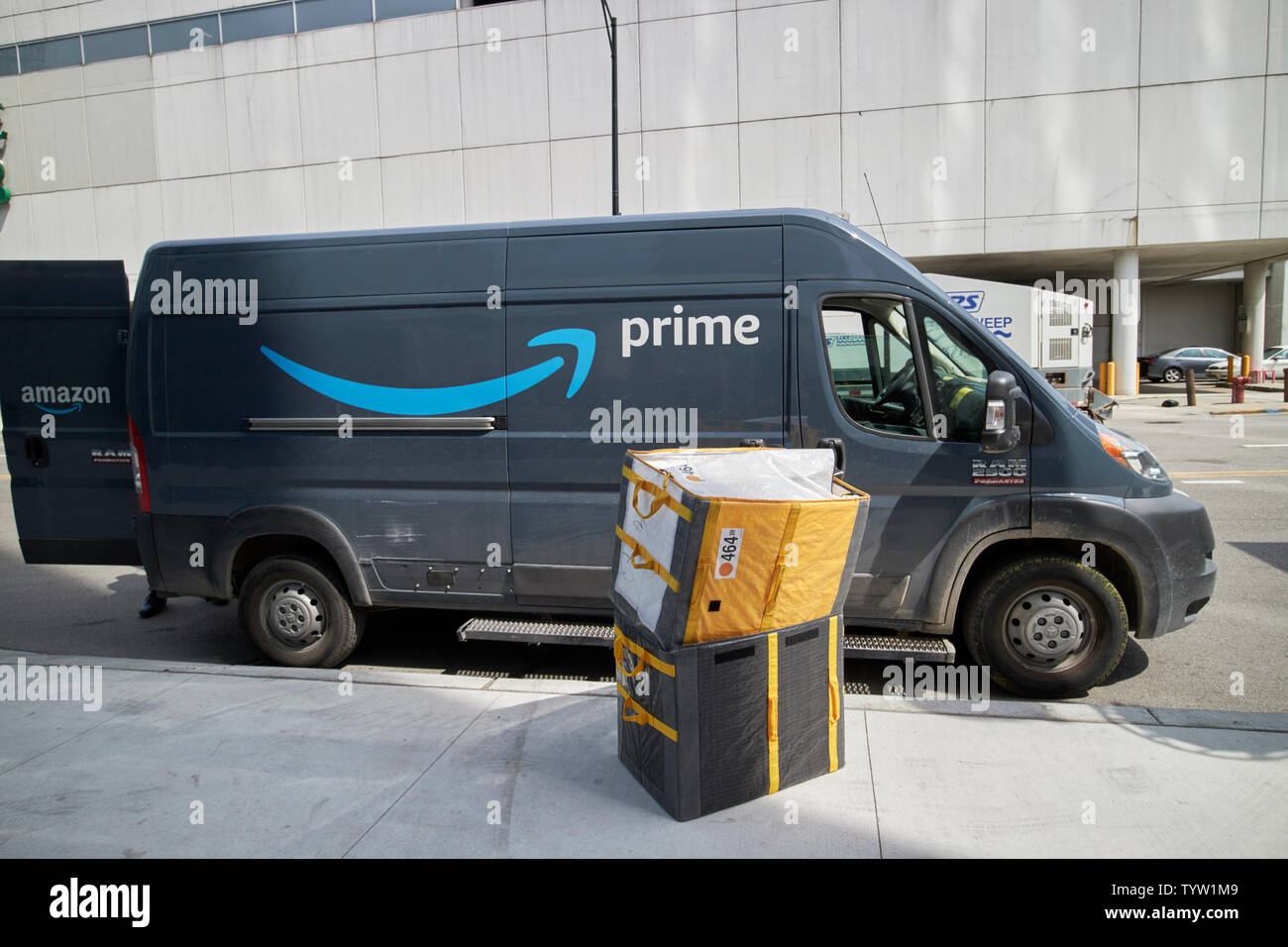 La perfezione del Amazon furgone commerciale nel centro cittadino di Chicago IL USA Foto Stock