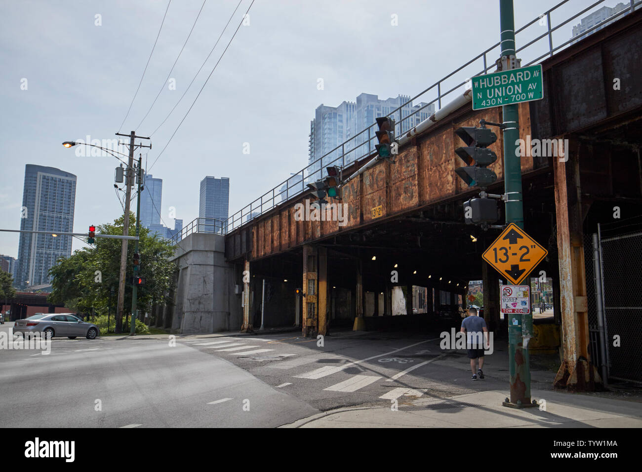 Metra halsted incastro a livello di Unione europea e di Hubbard overhead linea principale binari del treno alla stazione di kinzie Chicago IL USA Foto Stock