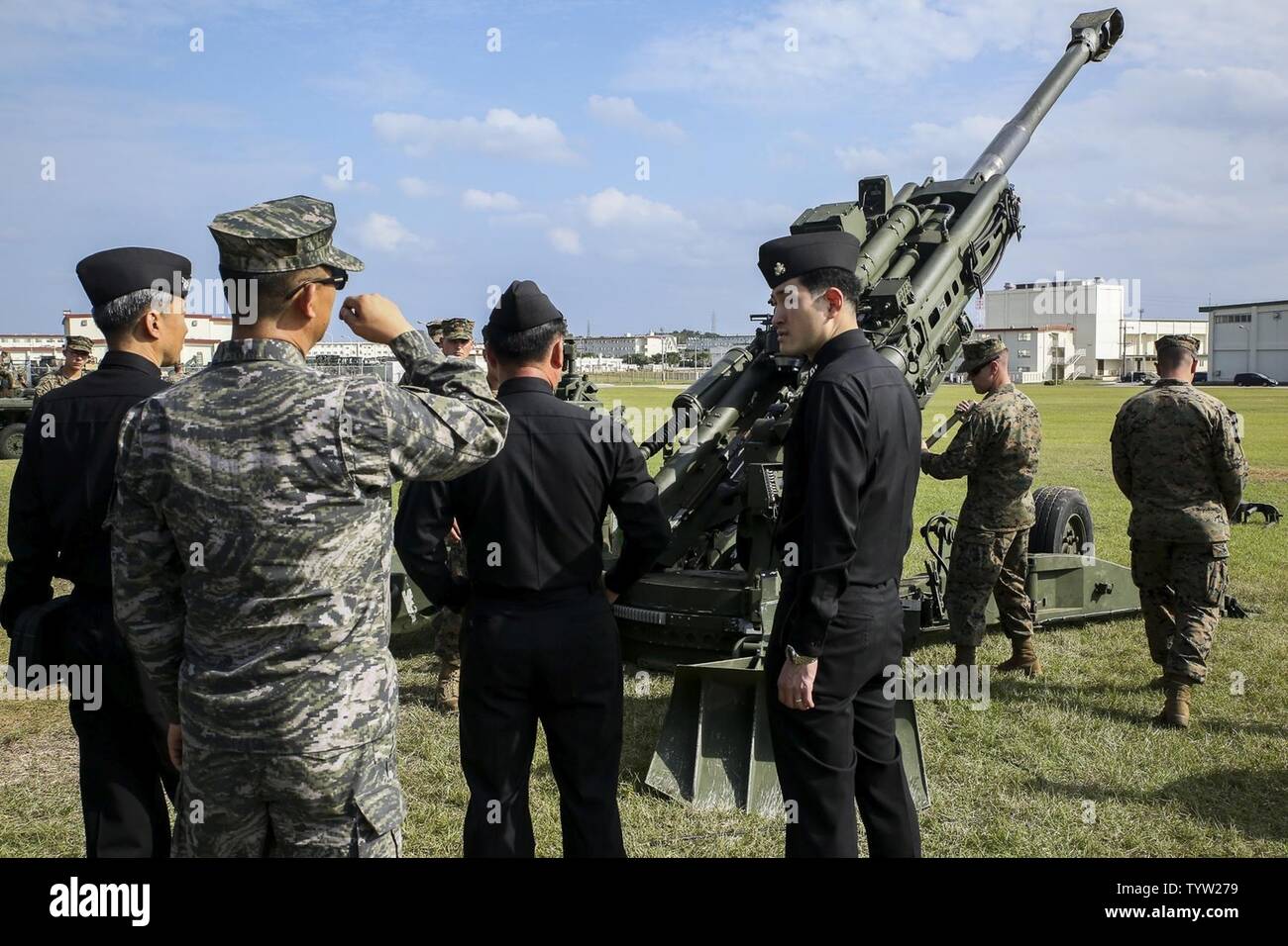 Stati Uniti Marines con 2° Battaglione, quinto reggimento Marini, 31 Marine Expeditionary Unit, dimostrare come il fuoco di un M777A2 leggero 155 mm obice su Camp Hansen, Okinawa, in Giappone, nov. 30, 2016. Gli spettatori consisteva di Repulic di Corea Marines e marinai. 31 MEU Marines continuano a partecipare a eventi con le loro controparti ROK per rafforzare l'interoperabilità e i partenariati. Foto Stock