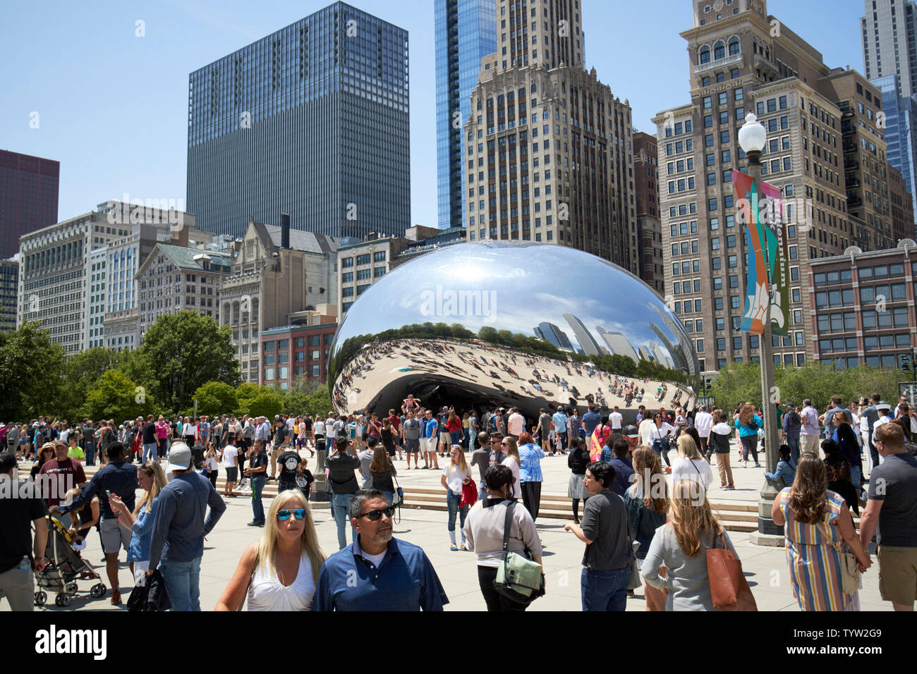 Il Millennium Park in una trafficata sabato mattina in estate nei pressi del cloud gate bean scultura in Chicago IL USA Foto Stock