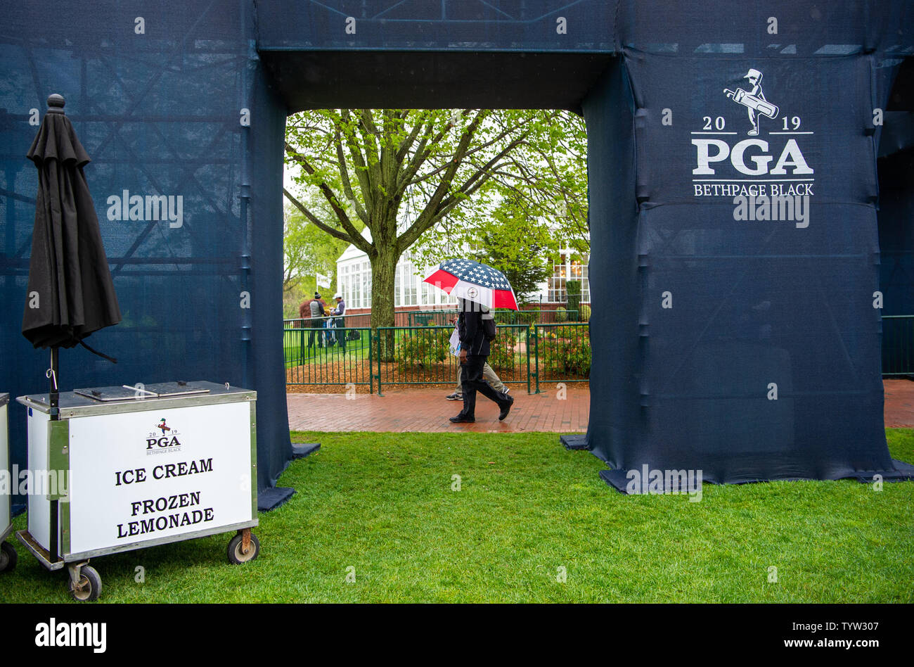 La pioggia cade durante la pratica di giri al campionato di PGA presso il corso di Nero a Bethpage State Park di Farmingdale, New York il 13 maggio 2019. Foto di Corey Sipkin/UPI Foto Stock