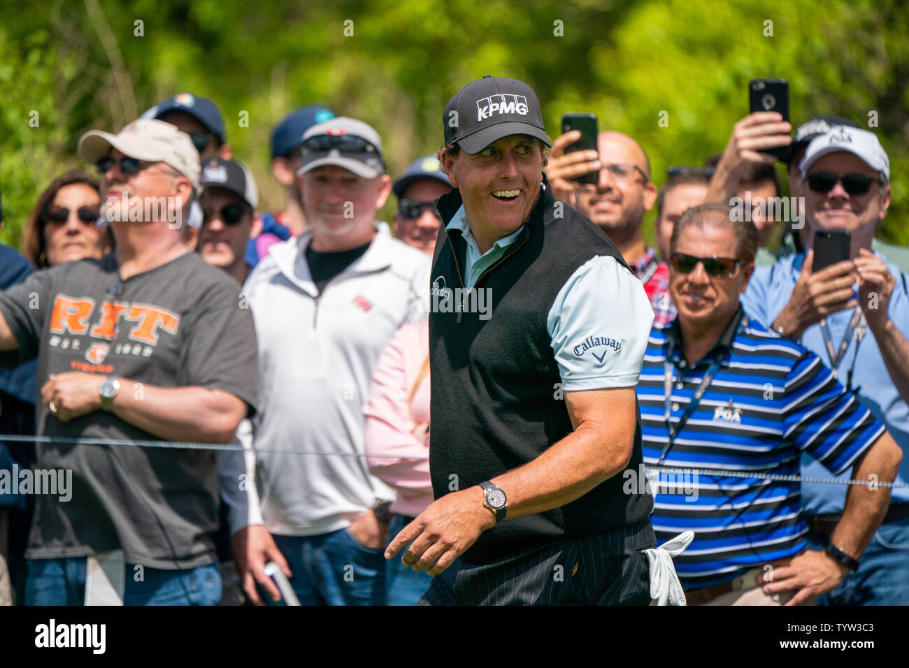 Phil Mickelson riconosce tifosi durante il primo turno al campionato di PGA presso il corso di Nero a Bethpage State Park di Farmingdale, New York il 16 maggio 2019. Foto di Corey Sipkin/UPI Foto Stock