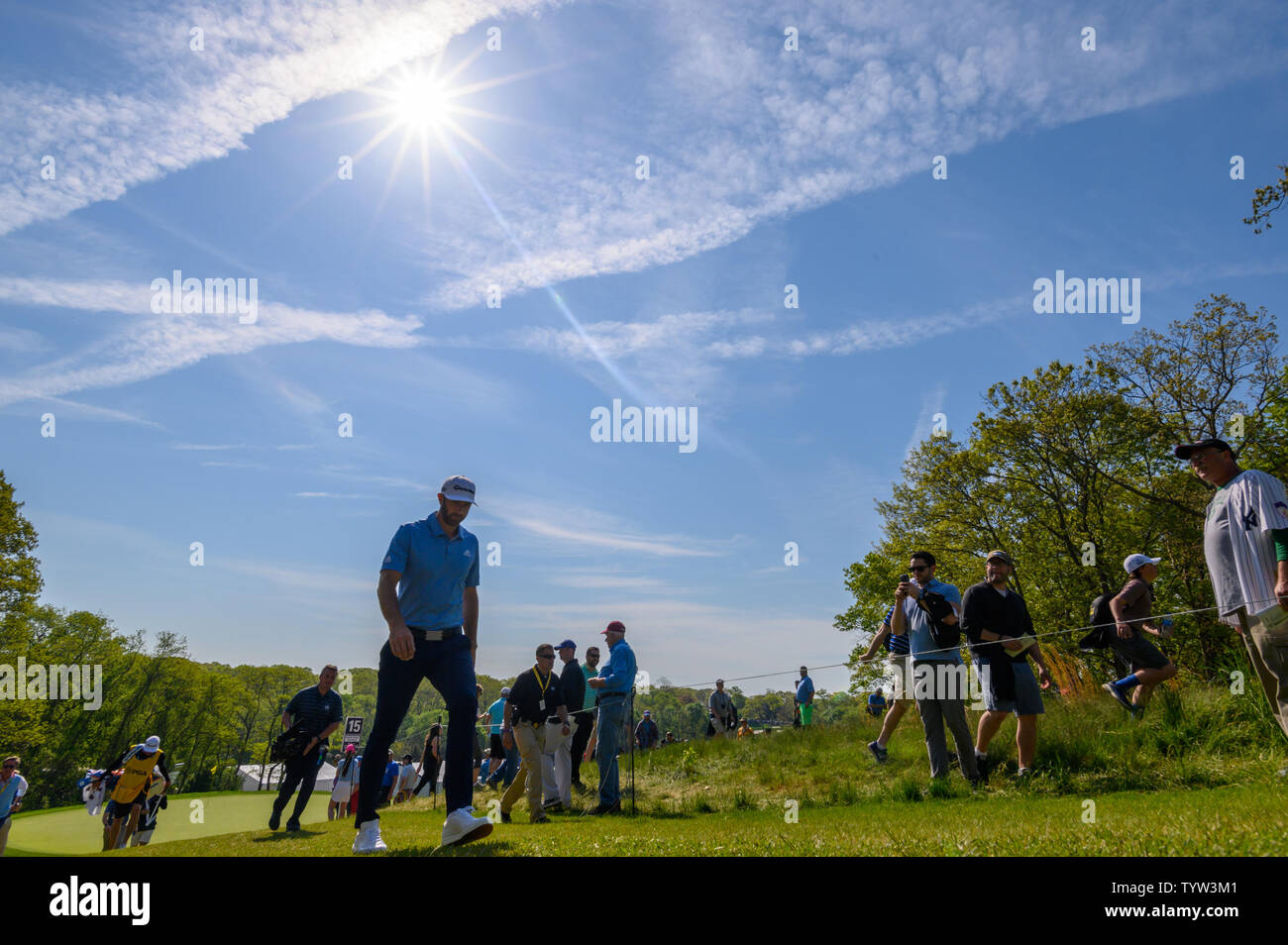 Dustin Johnson passeggiate alla 16 durante il secondo round al campionato di PGA presso il corso di Nero a Bethpage State Park di Farmingdale, New York, 17 maggio 2019. Foto di Corey Sipkin/UPI Foto Stock