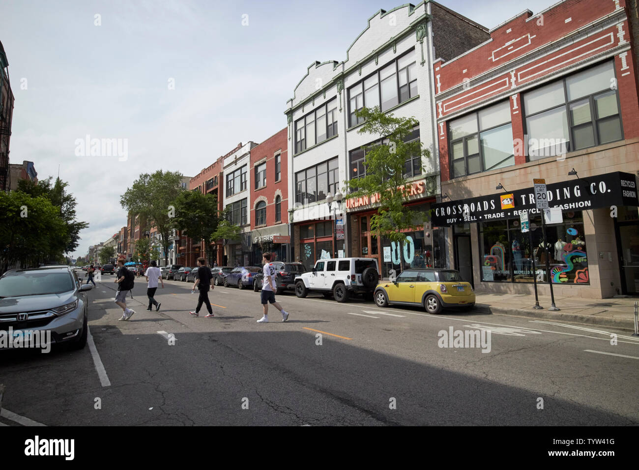 Negozi a Milwaukee avenue shopping area del Parco di vimini Chicago IL USA Foto Stock