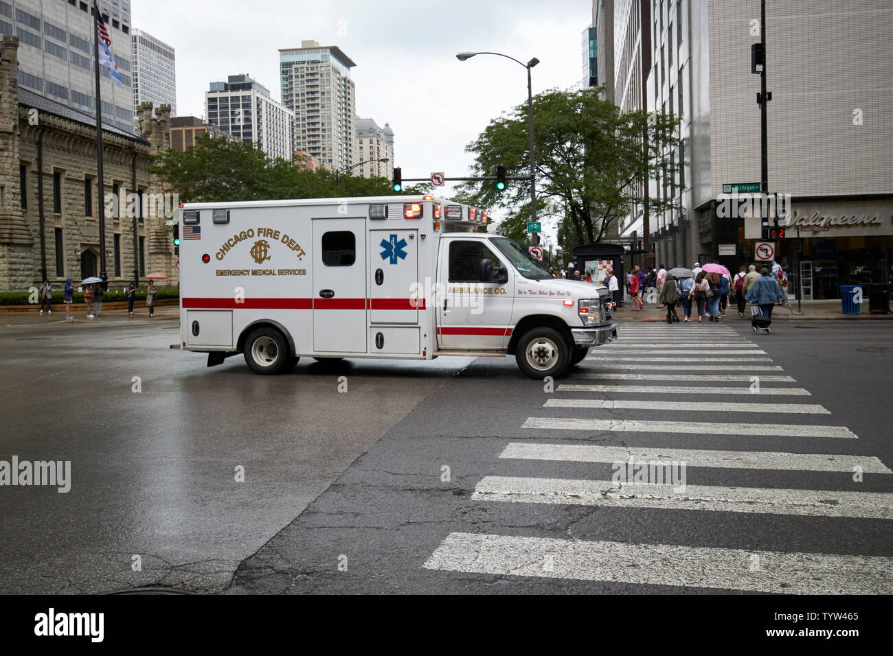 Chicago Fire Department ambulanza di emergenza su chiamata in un giorno di pioggia nel centro cittadino di Chicago IL USA Foto Stock