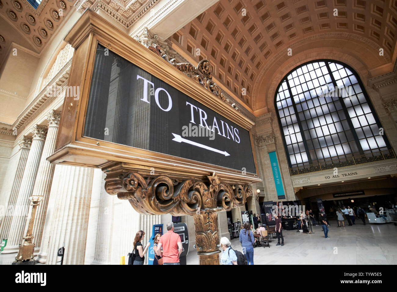 Per treni direzione freccia dentro la grande sala headhouse Union Station Chicago IL USA Foto Stock