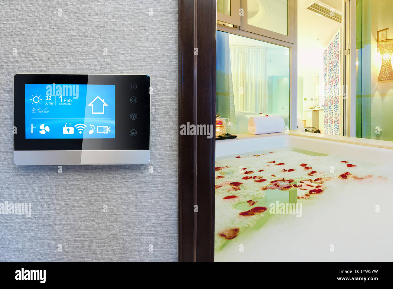 Smart screen con casa intelligente e moderno bagno in primavera hotel Foto Stock