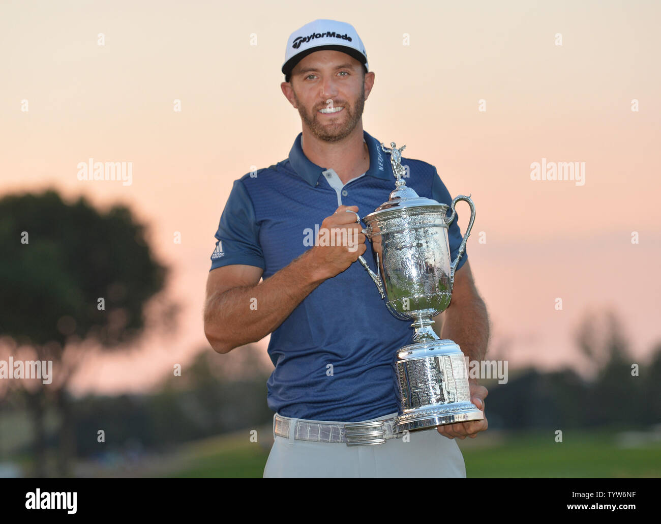 Dustin Johnson detiene il Campionato trofeo su xviii verde dopo aver vinto il suo primo campionato importante nel round finale presso l'U.S. Aperto a Oakmont Country Club vicino Pittsburgh, Pensilvania il 19 giugno 2016. Johnson ha vinto con un punteggio di 5 sotto il par. Foto di Kevin Dietsch/UPI Foto Stock