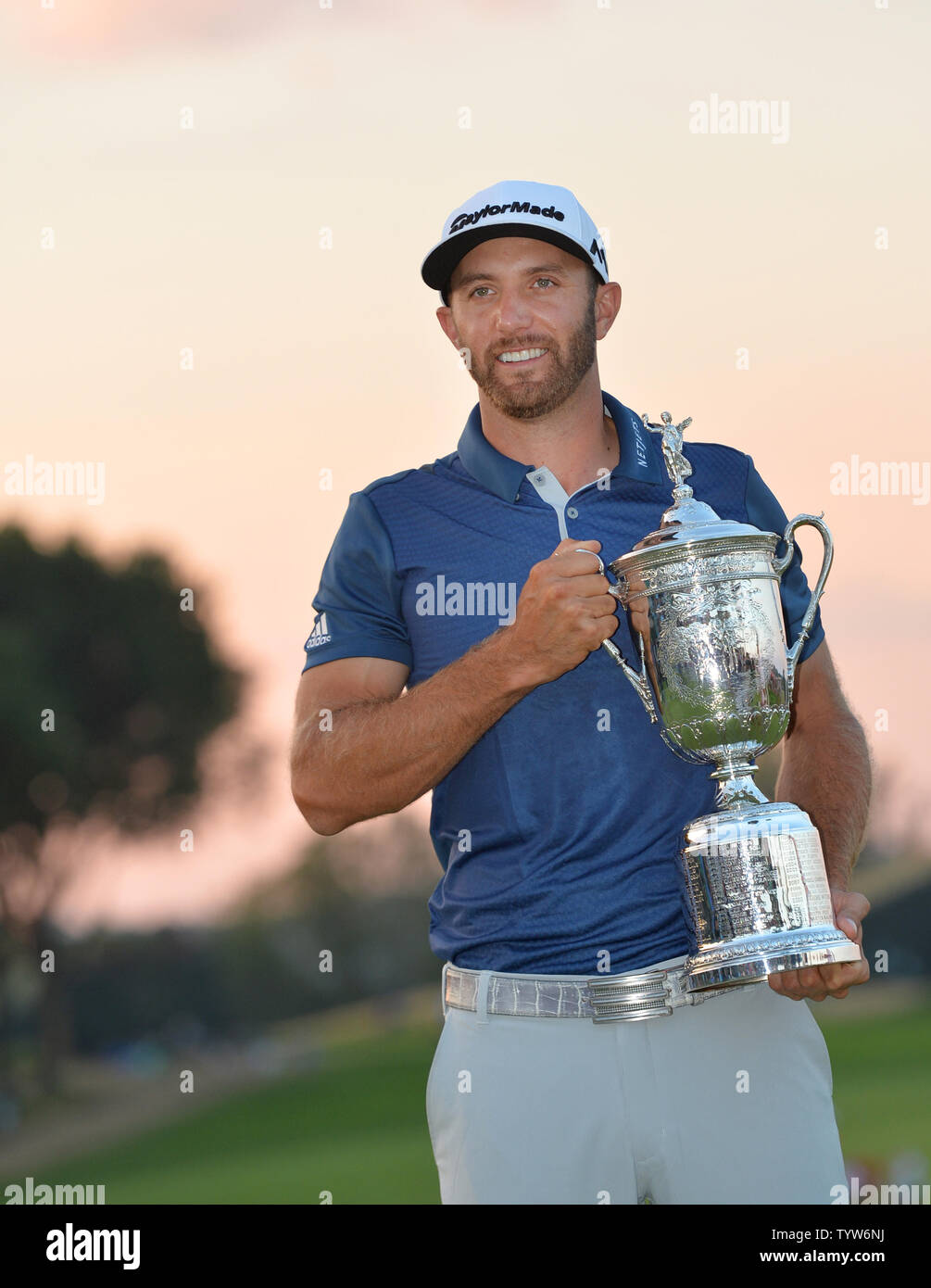 Dustin Johnson detiene il Campionato trofeo su xviii verde dopo aver vinto il suo primo campionato importante nel round finale presso l'U.S. Aperto a Oakmont Country Club vicino Pittsburgh, Pensilvania il 19 giugno 2016. Johnson ha vinto con un punteggio di 5 sotto il par. Foto di Kevin Dietsch/UPI Foto Stock