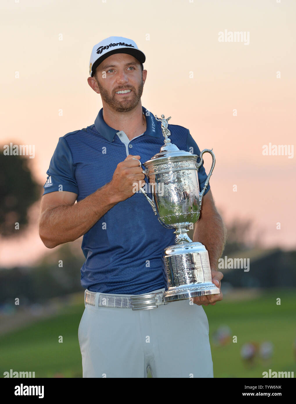 Dustin Johnson detiene il Campionato trofeo su xviii verde dopo aver vinto il suo primo campionato importante nel round finale presso l'U.S. Aperto a Oakmont Country Club vicino Pittsburgh, Pensilvania il 19 giugno 2016. Johnson ha vinto con un punteggio di 5 sotto il par. Foto di Kevin Dietsch/UPI Foto Stock