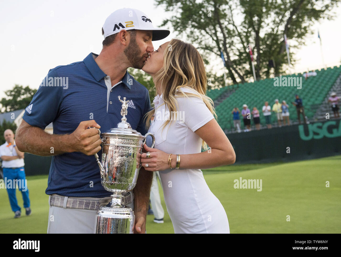 Dustin Johnson baci Paulina Gretzky quando detiene il Campionato trofeo su xviii verde dopo aver vinto il suo primo campionato importante nel round finale presso l'U.S. Aperto a Oakmont Country Club vicino Pittsburgh, Pensilvania il 19 giugno 2016. Johnson ha vinto con un punteggio di 5 sotto il par. Foto di Kevin Dietsch/UPI Foto Stock