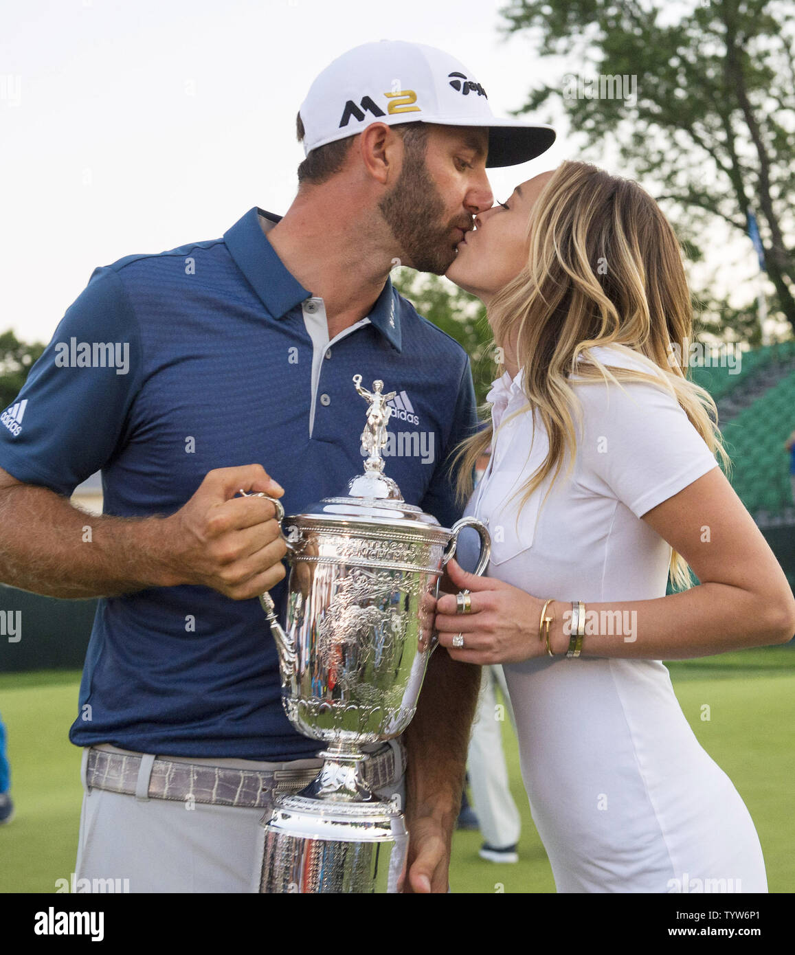 Dustin Johnson baci Paulina Gretzky quando detiene il Campionato trofeo su xviii verde dopo aver vinto il suo primo campionato importante nel round finale presso l'U.S. Aperto a Oakmont Country Club vicino Pittsburgh, Pensilvania il 19 giugno 2016. Johnson ha vinto con un punteggio di 5 sotto il par. Foto di Kevin Dietsch/UPI Foto Stock