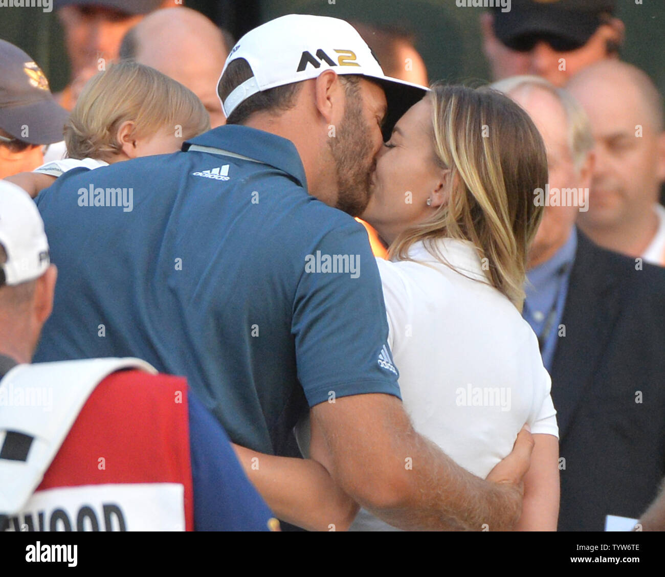 Dustin Johnson celebra da baciare Paulina Gretzky al diciottesimo verde dopo la realizzazione di un birdie putt e a vincere il suo primo campionato importante nel round finale presso l'U.S. Aperto a Oakmont Country Club vicino Pittsburgh, Pensilvania il 19 giugno 2016. Johnson ha vinto con un punteggio di 5 sotto il par. Foto di Kevin Dietsch/UPI Foto Stock