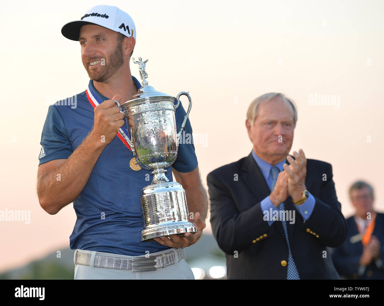 La leggenda del Golf Jack Nicklaus applaude come Dustin Johnson detiene il Campionato trofeo su xviii verde dopo aver vinto il suo primo campionato importante nel round finale presso l'U.S. Aperto a Oakmont Country Club vicino Pittsburgh, Pensilvania il 19 giugno 2016. Johnson ha vinto con un punteggio di 5 sotto il par. Foto di Kevin Dietsch/UPI Foto Stock