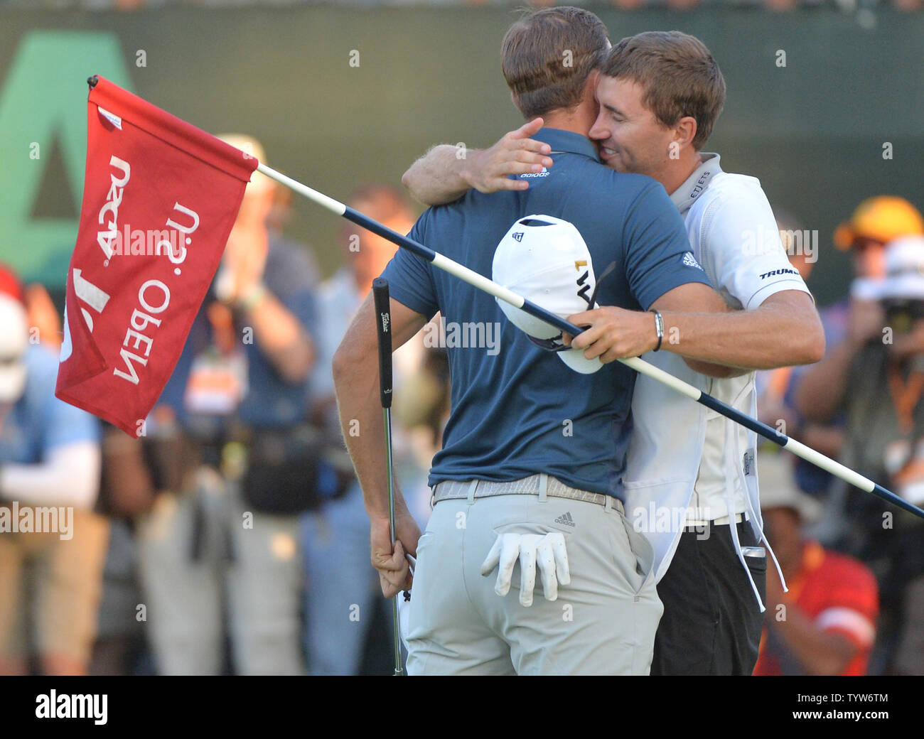 Dustin Johnson celebra con il fratello e caddie Austin al diciottesimo verde dopo la realizzazione di un birdie putt e a vincere il suo primo campionato importante nel round finale presso l'U.S. Aperto a Oakmont Country Club vicino Pittsburgh, Pensilvania il 19 giugno 2016. Johnson ha vinto con un punteggio di 5 sotto il par. Foto di Kevin Dietsch/UPI Foto Stock