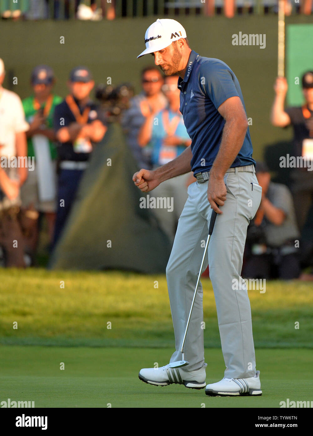 Dustin Johnson pompe il pugno sulla diciottesima verde dopo la realizzazione di un birdie putt e a vincere il suo primo campionato importante nel round finale presso l'U.S. Aperto a Oakmont Country Club vicino Pittsburgh, Pensilvania il 19 giugno 2016. Johnson ha vinto con un punteggio di 5 sotto il par. Foto di Kevin Dietsch/UPI Foto Stock