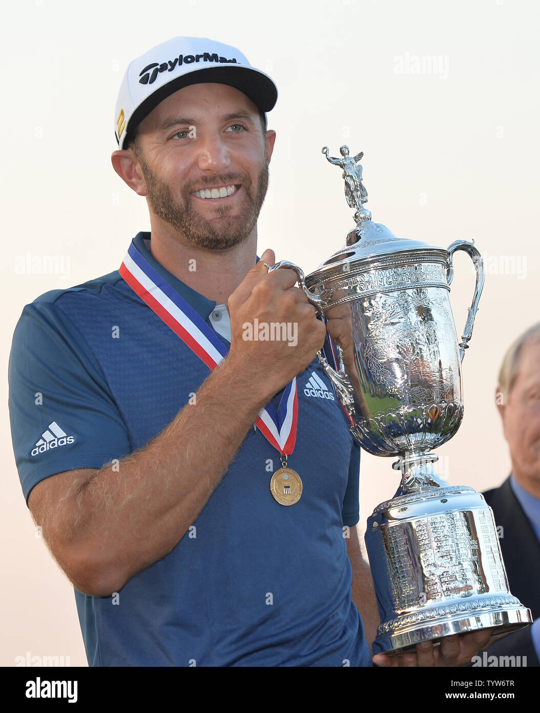 Dustin Johnson detiene il Campionato trofeo su xviii verde dopo aver vinto il suo primo campionato importante nel round finale presso l'U.S. Aperto a Oakmont Country Club vicino Pittsburgh, Pensilvania il 19 giugno 2016. Johnson ha vinto con un punteggio di 5 sotto il par. Foto di Kevin Dietsch/UPI Foto Stock