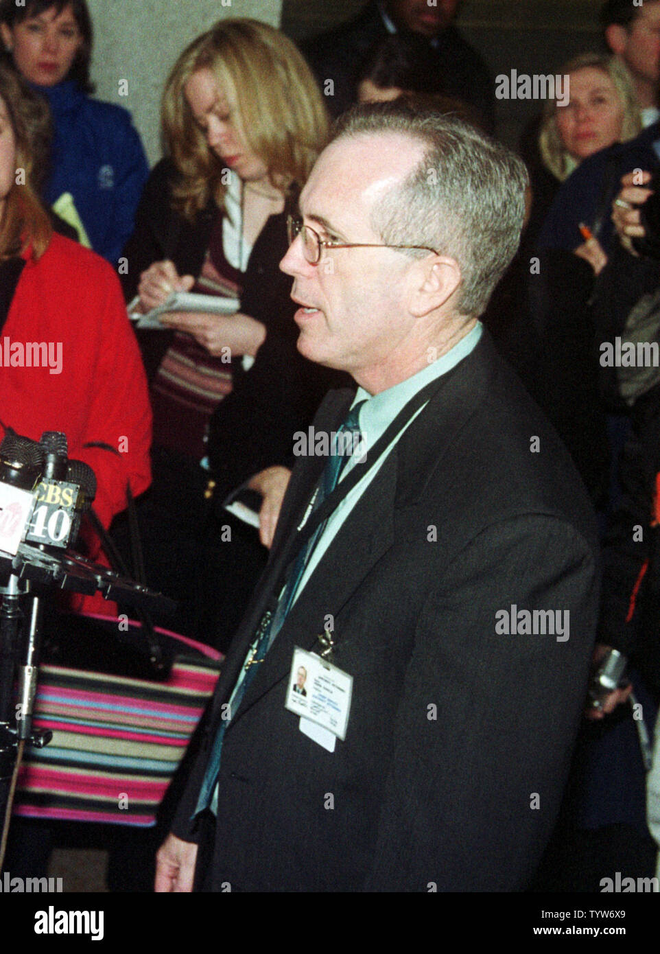 Stanislaus County Vice Procuratore Giovanni Goold parla ai media dopo un'audizione in Scott Peterson omicidio caso presso il San Mateo County Courthouse a Redwood City, California, il 2 febbraio 2004. Peterson è accusato del duplice omicidio di sua moglie Laci e il loro figlio nascituro. Il giudice ha ritardato l'inizio del periodo di prova per una settimana a causa di un conflitto di pianificazione con la difesa avvocato. Egli ha inoltre statuito che le telecamere non saranno ammessi in aula durante il periodo di prova. (UPI foto/David Yee) Foto Stock