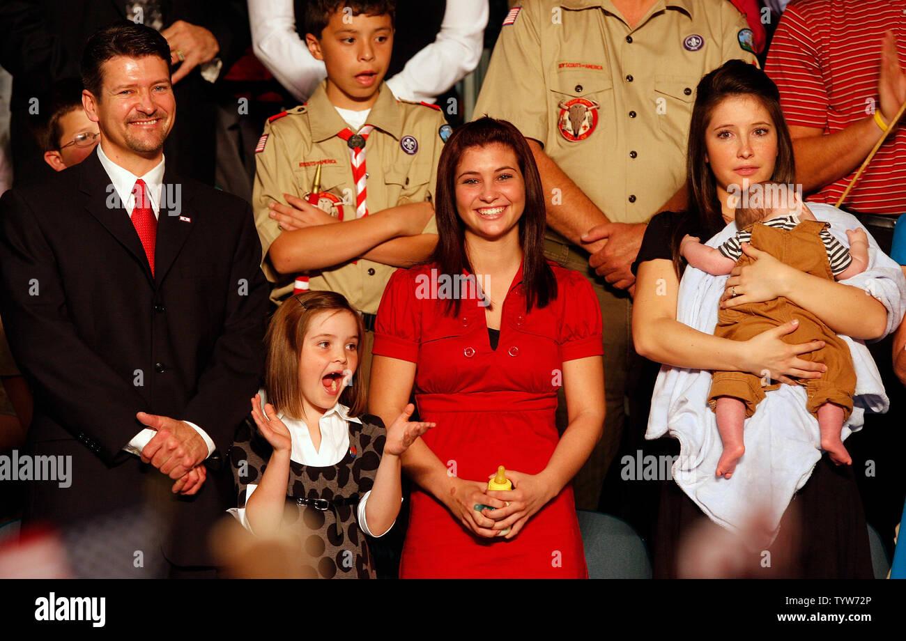 Alaska governatore Sarah Palin's marito Todd (L-R), Figlie Piper, Willow, Bristol e figlio Trig ascoltare come Palin è introdotto come il repubblicano vice presidential compagno di corsa dal candidato presidenziale John McCain in corrispondenza di un evento di campagna a Dayton, Ohio, 29 agosto 2008. (UPI foto/John Sommers II) Foto Stock