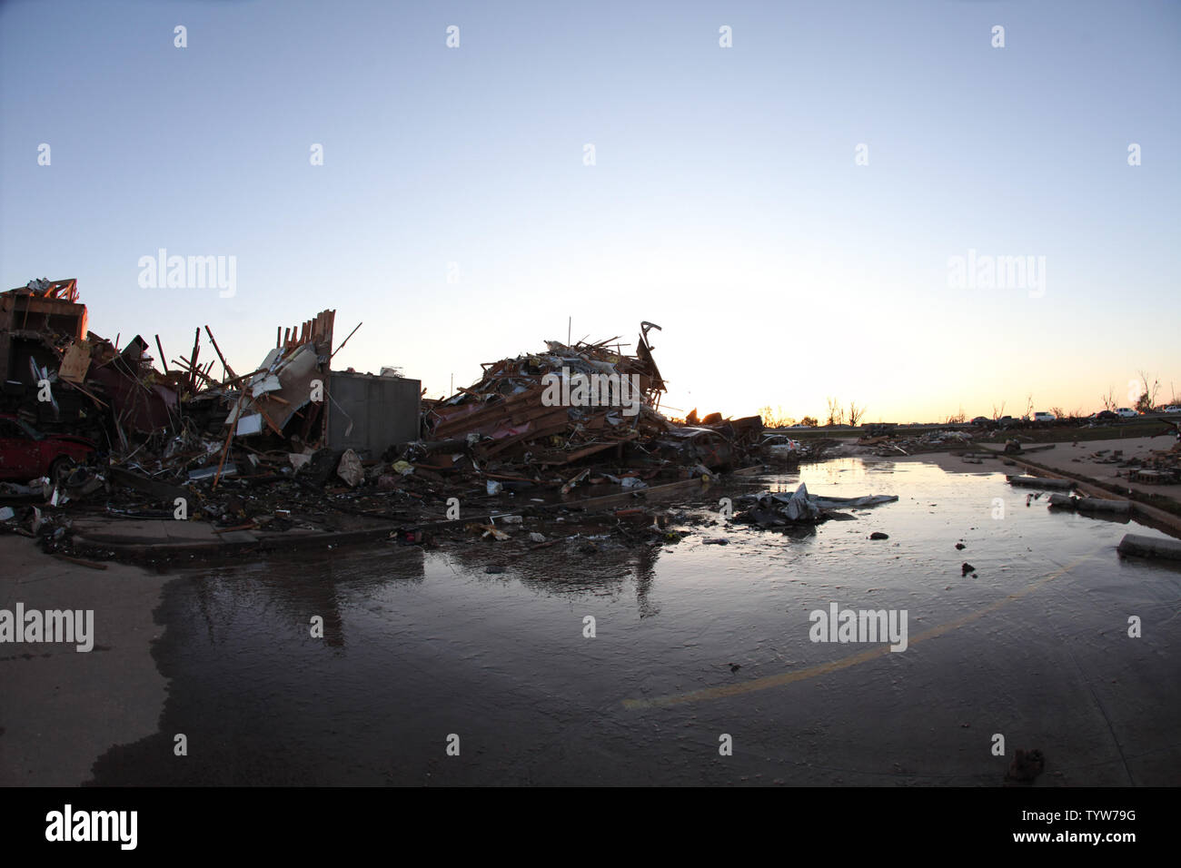 Distruzione dal 20 maggio del tornado che ha colpito Moore, Oklahoma è visto il 22 maggio 2013. L'EF-5 tornado tagliare un percorso di distruzione di circa 17 miglia da 1.3 miglia di larghezza e sinistra 24 morti. UPI/J.P. Wilson Foto Stock