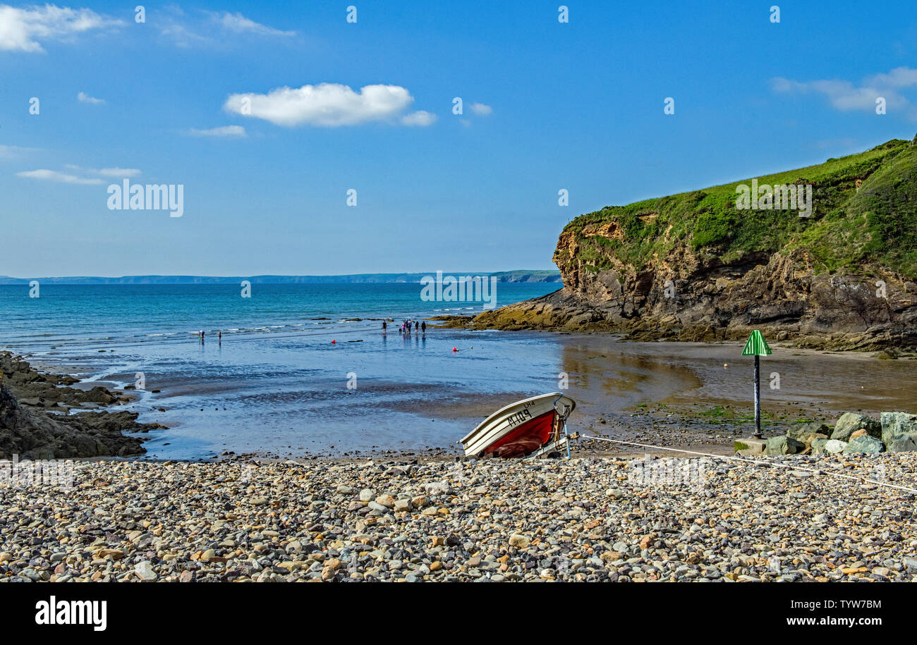 Piccolo paradiso sulla spiaggia Il Pembrokeshire Coast West Wales su un tardo pomeriggio soleggiato Foto Stock