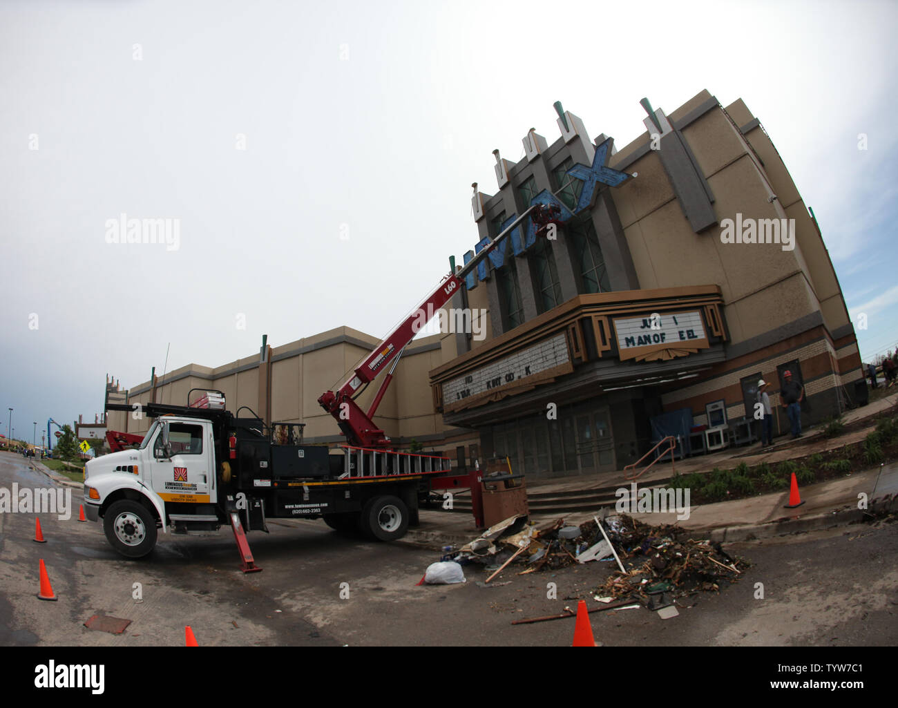 Gli equipaggi comincia a ricostruire il teatro di Warren dopo un letale tornado colpito attraverso Moore, Oklahoma, 21 maggio 2013. Il 20 maggio tornado spazzato attraverso diverse località a Sud di Oklahoma City lasciando un percorso di distruzione e di morte di almeno 24 persone. UPI/J.P. Wilson Foto Stock