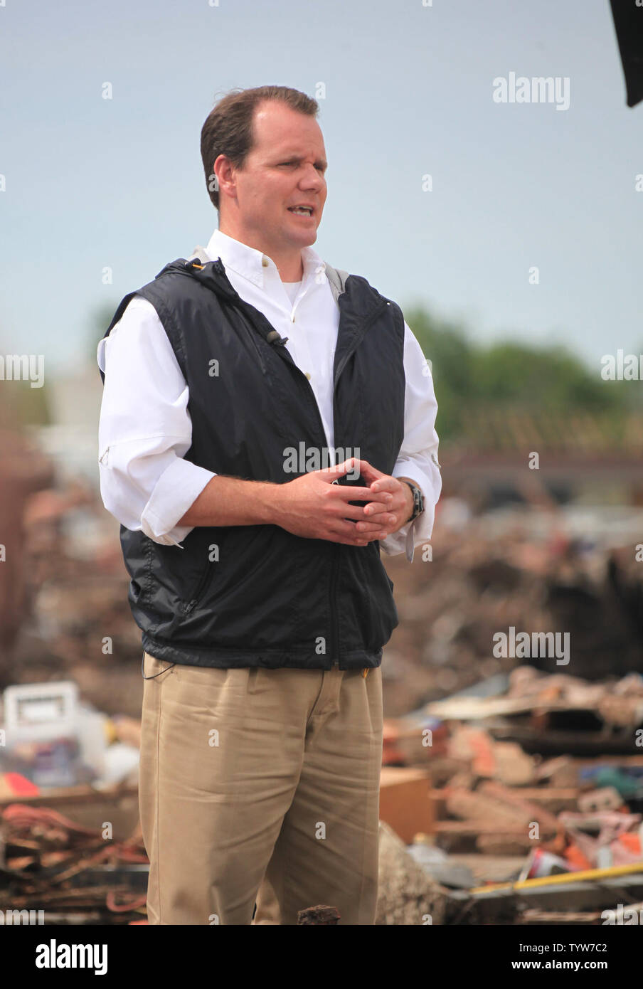 Oklahoma Lt. Governatore Todd parla di agnello con le vittime e news media dopo un letale tornado ha colpito Moore, Oklahoma, 21 maggio 2013. Il 20 maggio tornado spazzato attraverso diverse località a Sud di Oklahoma City lasciando un percorso di distruzione e di morte di almeno 24 persone. UPI/J.P. Wilson Foto Stock