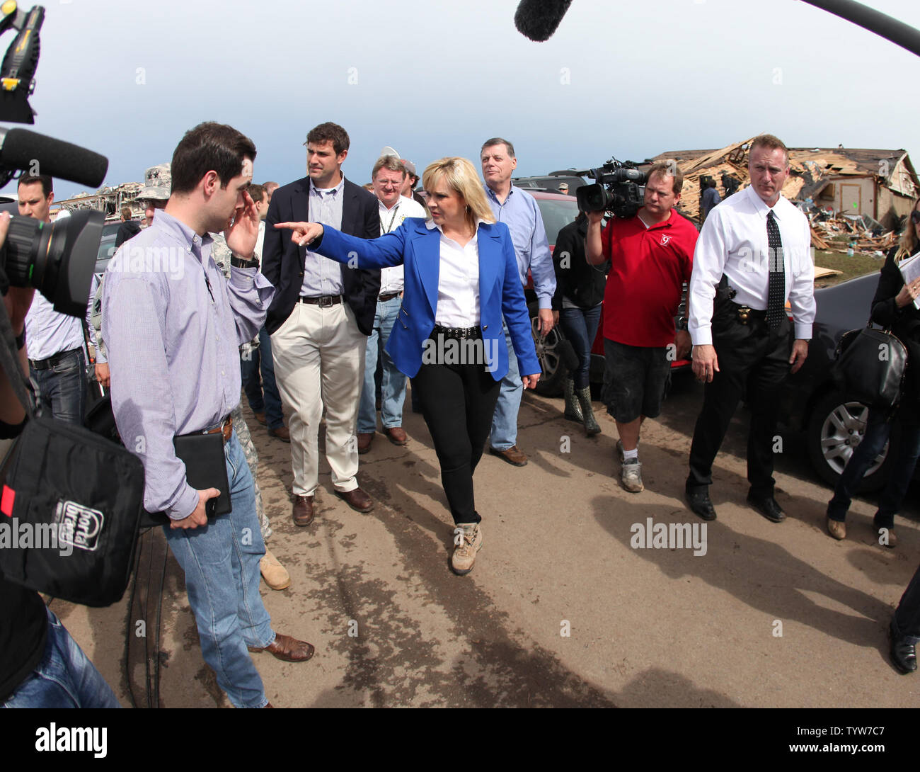 :Oklahoma governatore Maria Fallin tours le zone devastate con il rappresentante degli Stati Uniti Tom Cole (dietro a destra) dopo un letale tornado colpito attraverso Moore, Oklahoma, 21 maggio 2013. Il 20 maggio tornado spazzato attraverso diverse località a Sud di Oklahoma City lasciando un percorso di distruzione e di morte di almeno 24 persone. UPI/J.P. Wilson Foto Stock