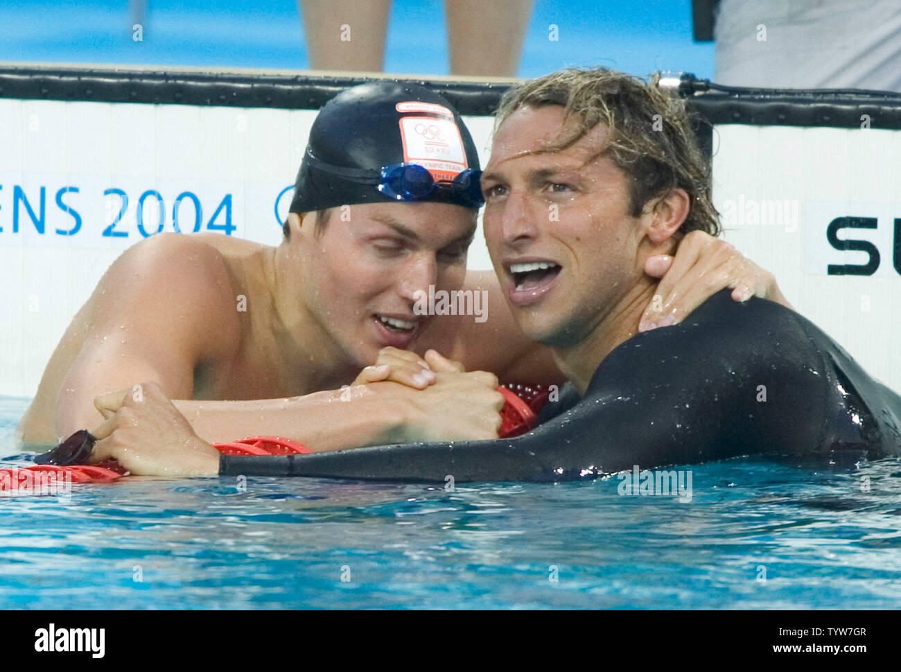 Pieter van den Hoogenband, NED, (L) si congratula con Ian Thorpe AUS, sulla sua medaglia d oro vittoria nella mens 200m Freestyle Finale al 2004 Atene giochi olimpici estivi, Agosto 16, 2004. Hoogenband ha vinto l'argento mentre USA Michael Phelps wom bronzo. (UPI / Heinz Ruckemannn) Foto Stock