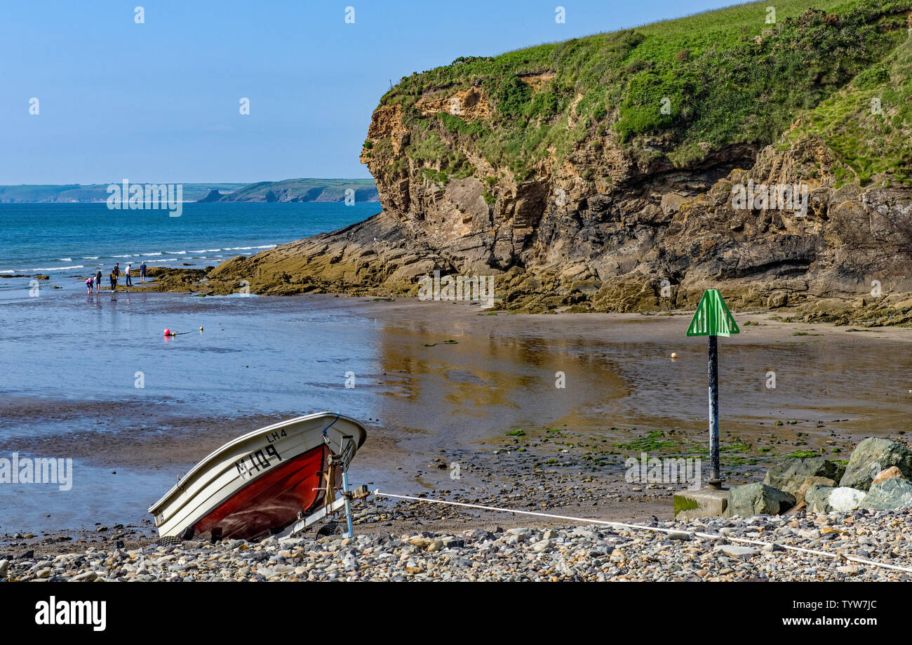 Piccolo paradiso sulla spiaggia Il Pembrokeshire Coast West Wales su un tardo pomeriggio soleggiato Foto Stock