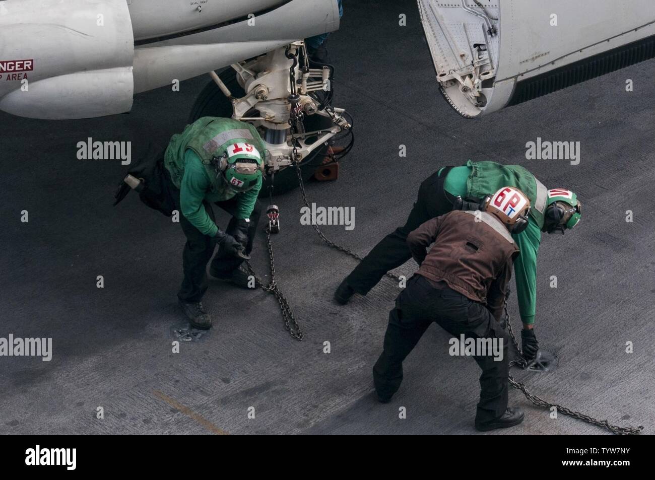 Oceano atlantico (nov. 30, 2016) marinai legare giù un E-2C Hawkeye attaccato al "sopportare Aces' di Carrier Airborne Early Warning Squadron (VAW) 124 a bordo della portaerei USS George H.W. Bussola (CVN 77). GHWB è in corso un conduttore composito unità di formazione Esercizio (COMPTUEX) con il George H.W. Bush Carrier Strike gruppo in preparazione per una prossima distribuzione. Foto Stock