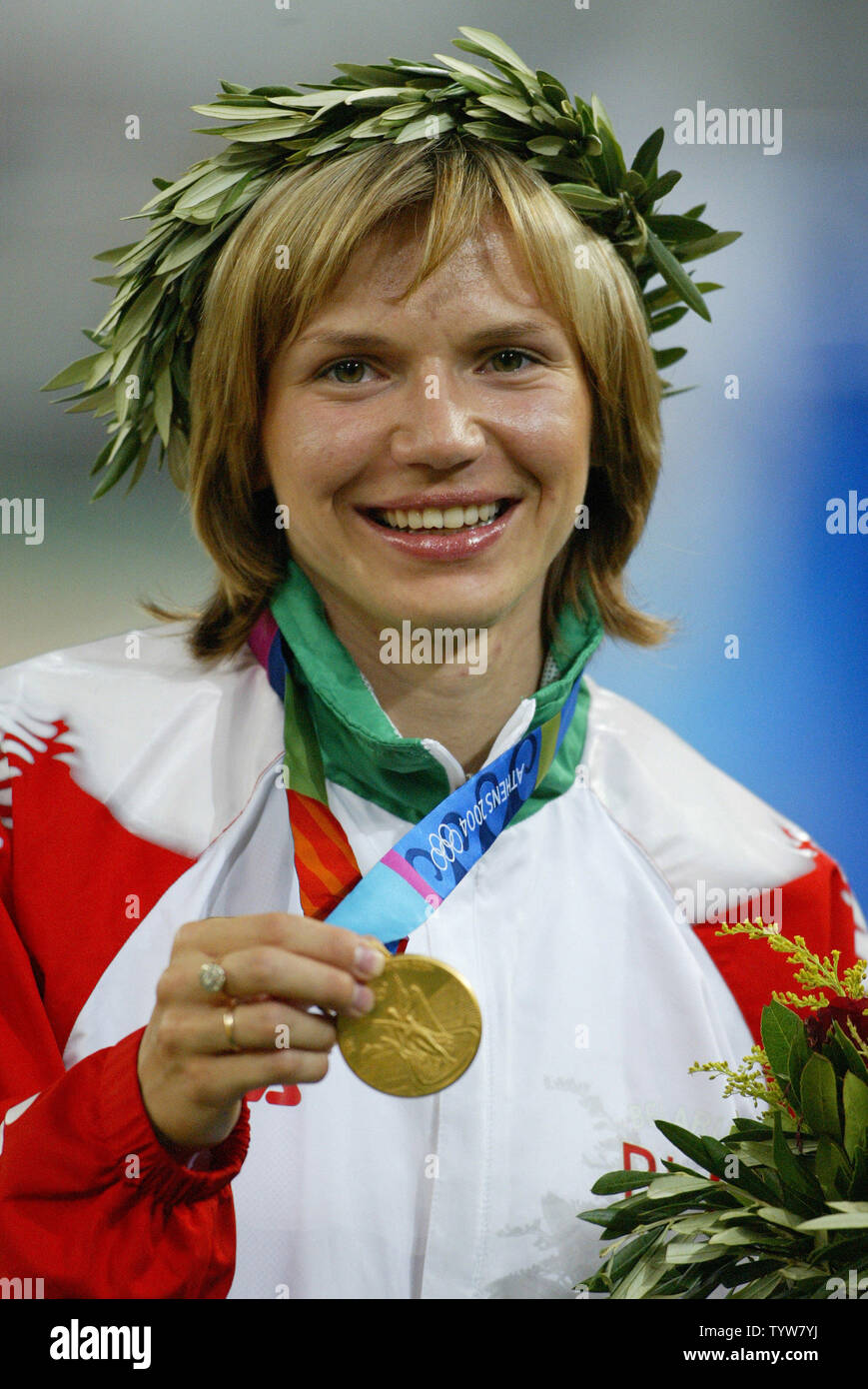 Yulia Nesterenko della Bielorussia mantiene il suo oro nella premiazione tenutasi oggi per le donne 100m finale che è stato eseguito ieri allo Stadio Olimpico di Atene del 2004 Giochi Olimpici Estivi, Agosto 22, 2004. (UPI foto/Claus Andersen) Foto Stock