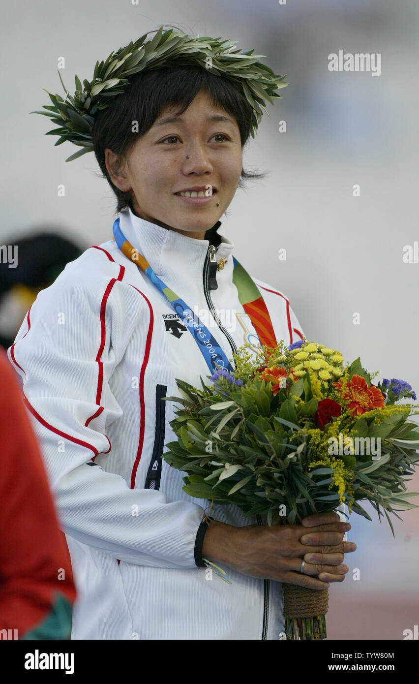 Mizuki Noguchi del Giappone riceve la sua medaglia d oro oggi dopo la vittoria al femminile alla maratona di ieri al 2004 Atene giochi olimpici estivi, Agosto 23, 2004. (UPI Photo/ Claus Andersen) Foto Stock