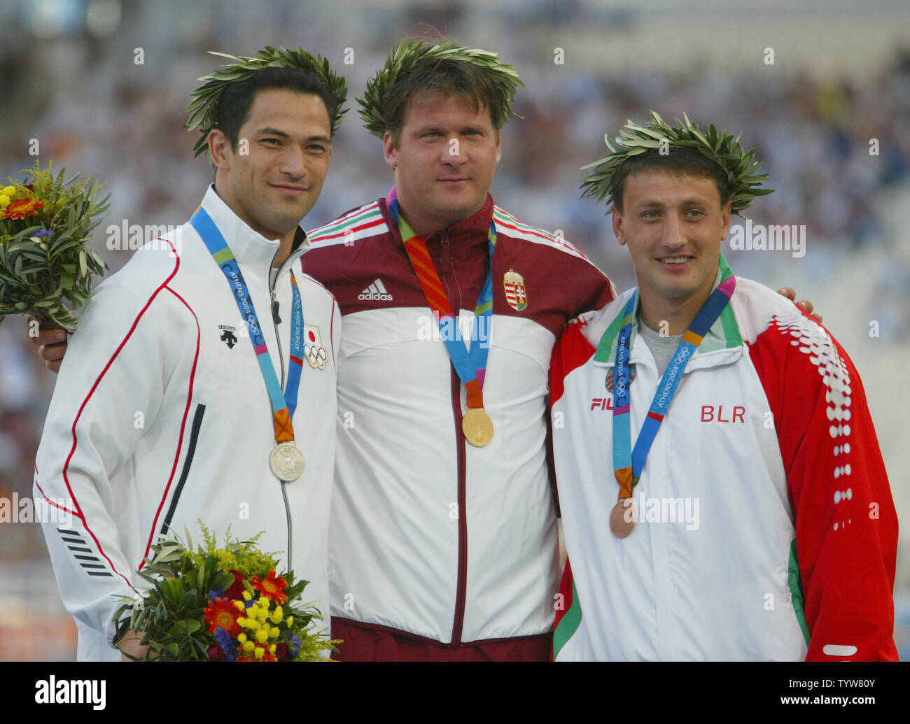 L. Per R. sul podio di Koji Murofushi del Giappone (silver), Adrian Annus di Ungheria (oro) e Ivan Tikhon (bronzo) nel lancio del martello a 2004 Atene giochi olimpici estivi, Agosto 23, 2004. (UPI Photo/ Claus Andersen) Foto Stock