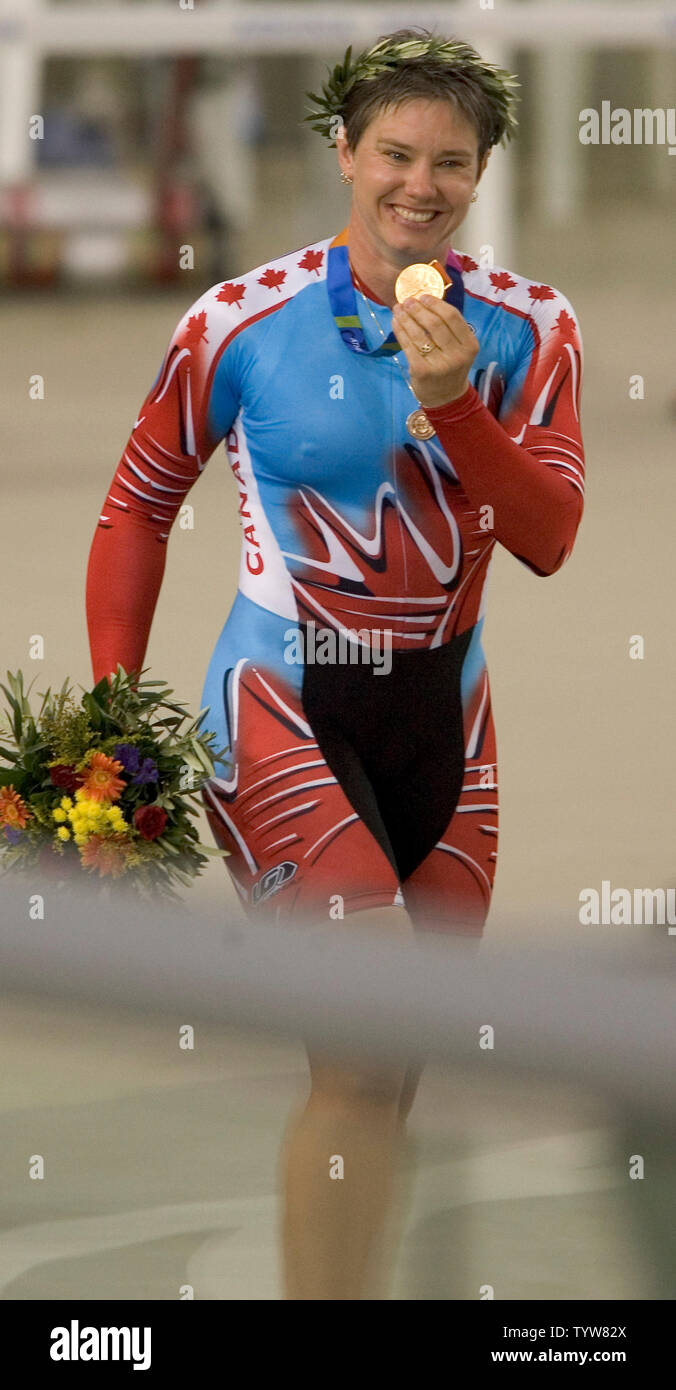 Canada's Lori-Ann Muenzer mette in mostra la sua medaglia d oro, battendo la Russia Tamilla Abassova per vincere la donna Sprint di pista ciclabile al 2004 Atene giochi olimpici estivi, 24 agosto 2004. (UPI Photo/ Heinz Ruckemann) Foto Stock